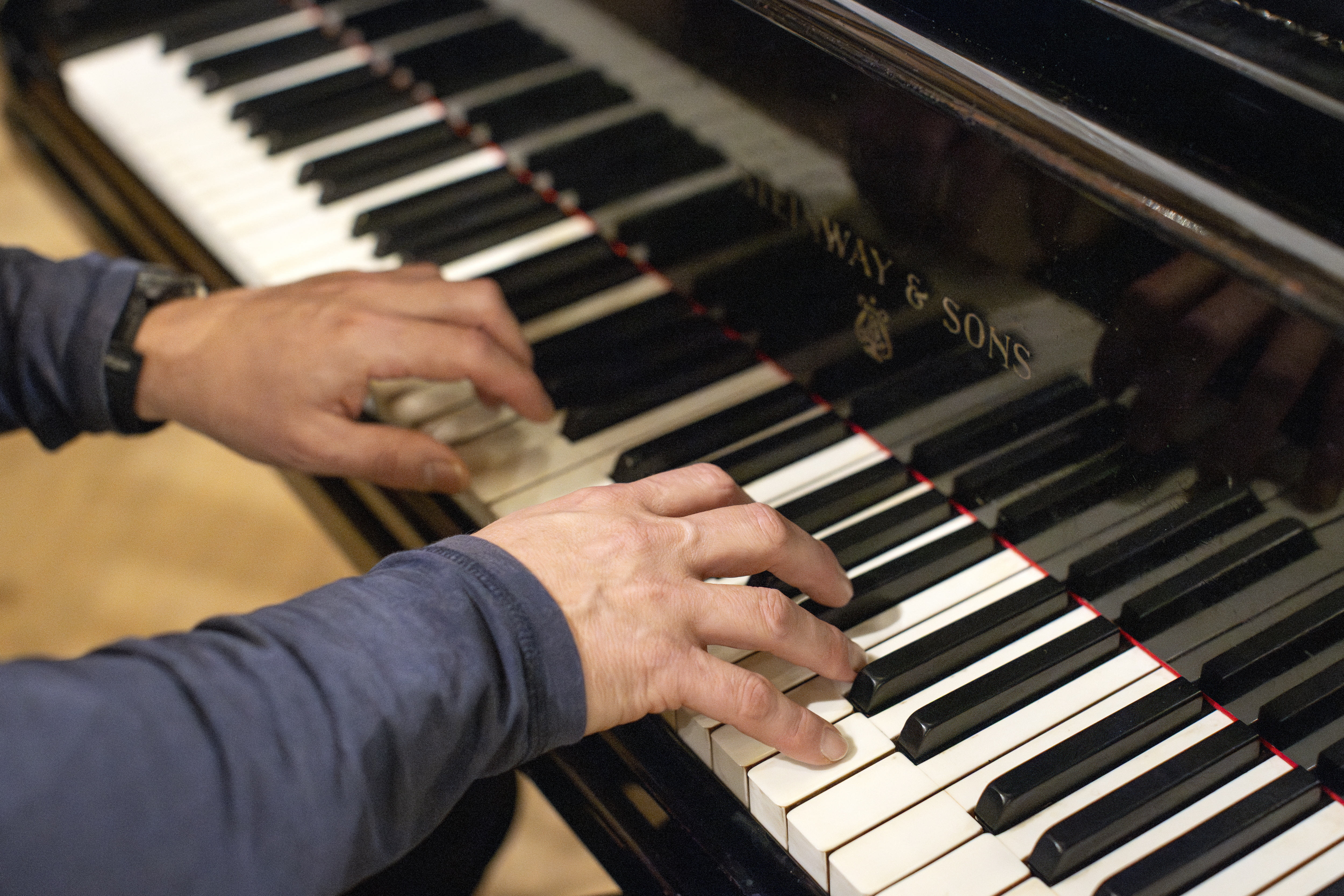 Närbild på händer som spelar orgel