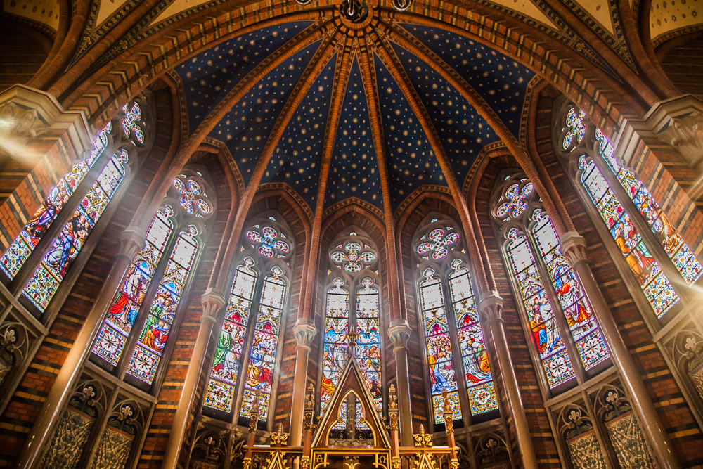 Bild på korfönstren med glasmålningar från Apostlagärningarna.