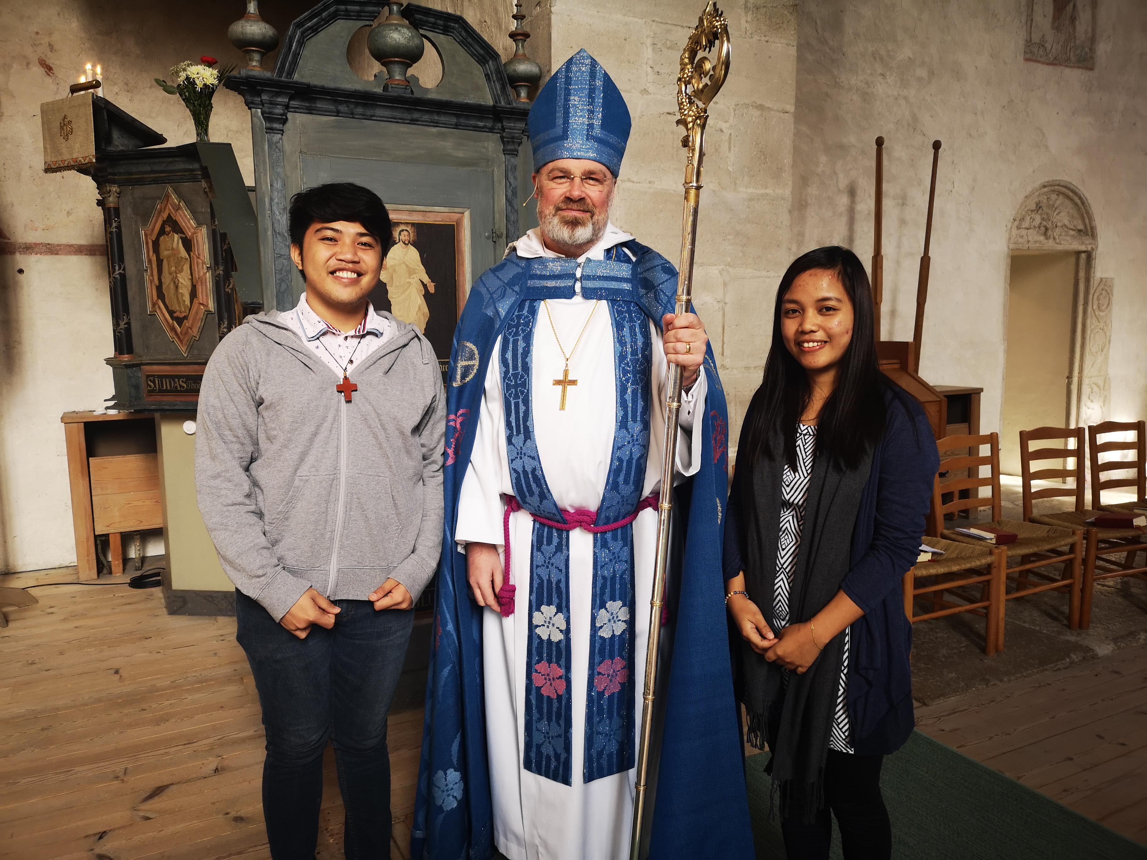Biskop Thomas med deltagare från Filippinerna i programmet "Ung i världsvida kyrkan" 2019
