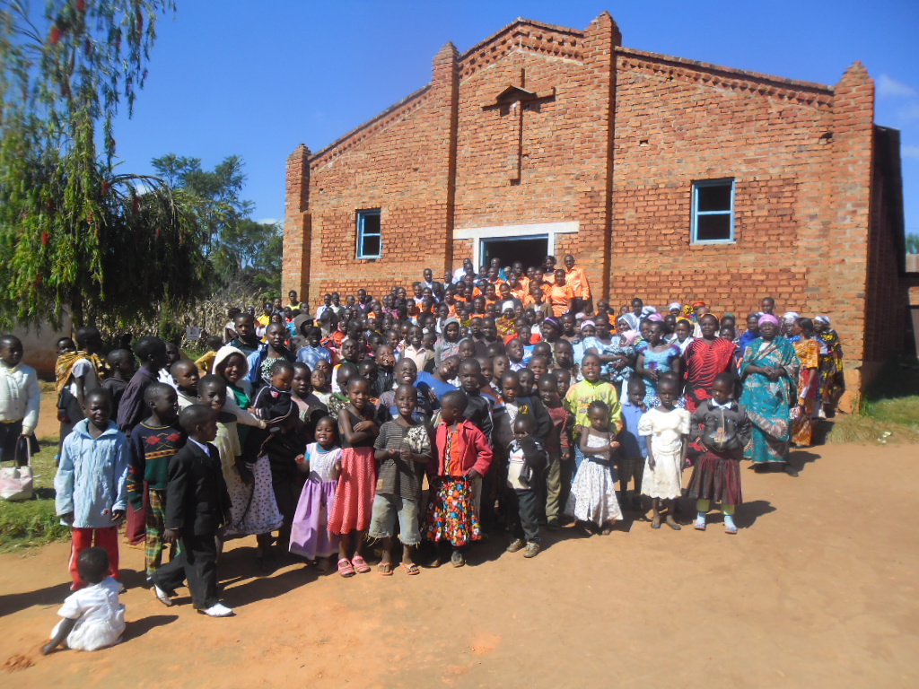 Barn i Kilolo samlas utanför kyrkan.