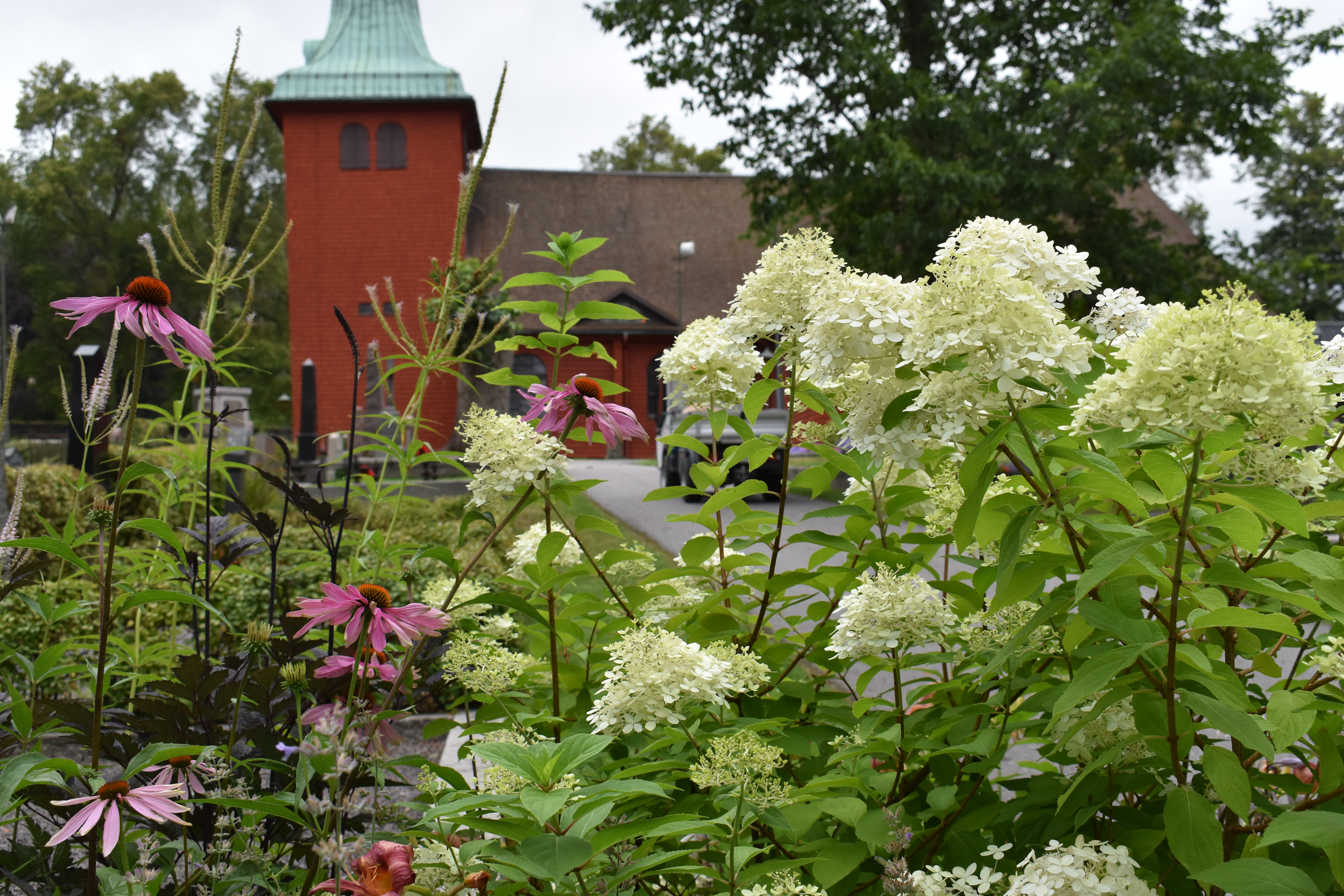 Blommor framför Karlskoga kyrka en sensommardag
