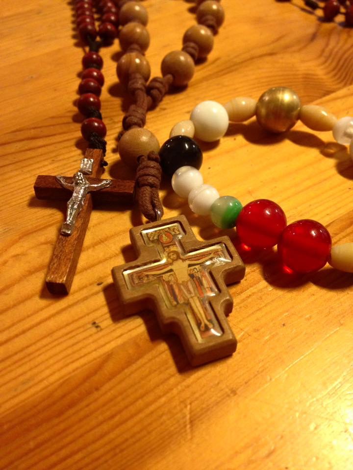 Frälsarkrans och två radband med krucifix