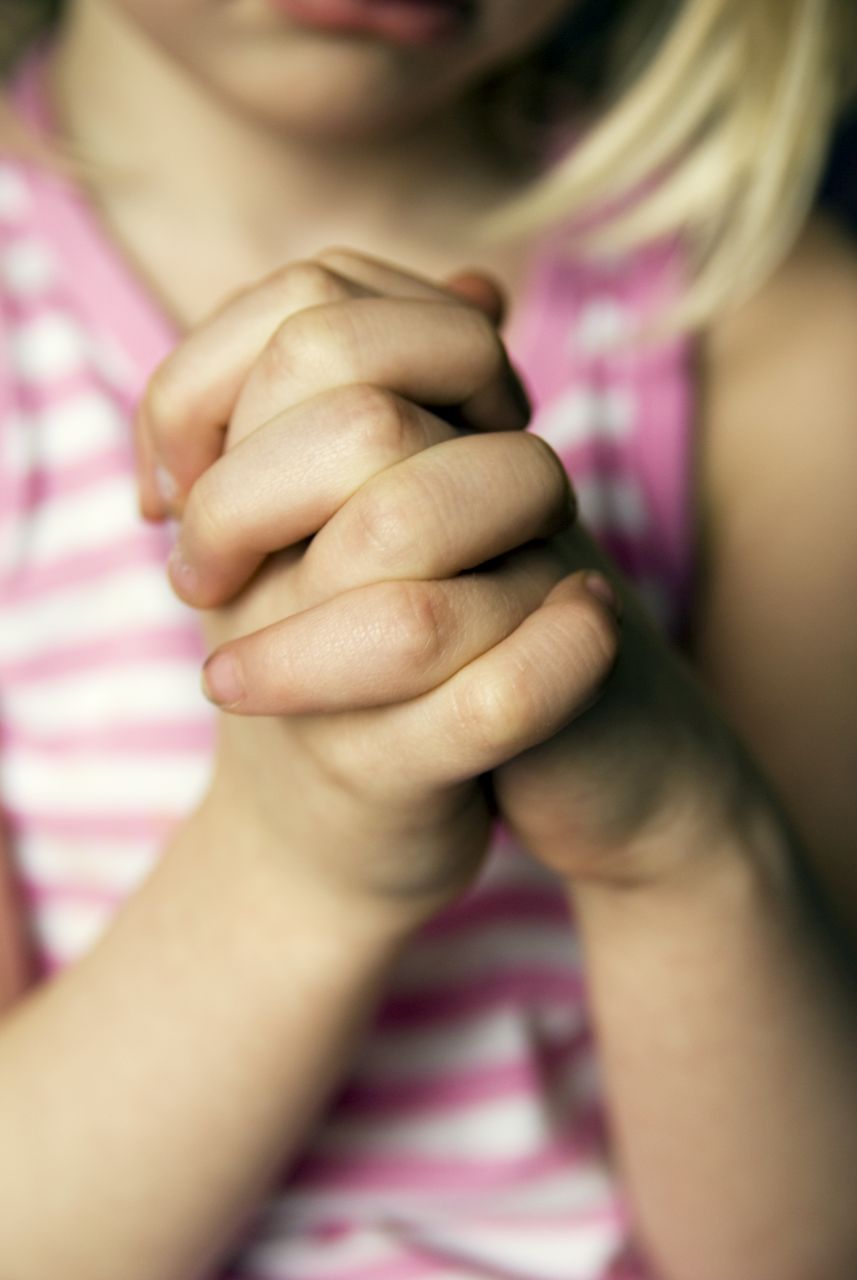 Knäppta händer i bön