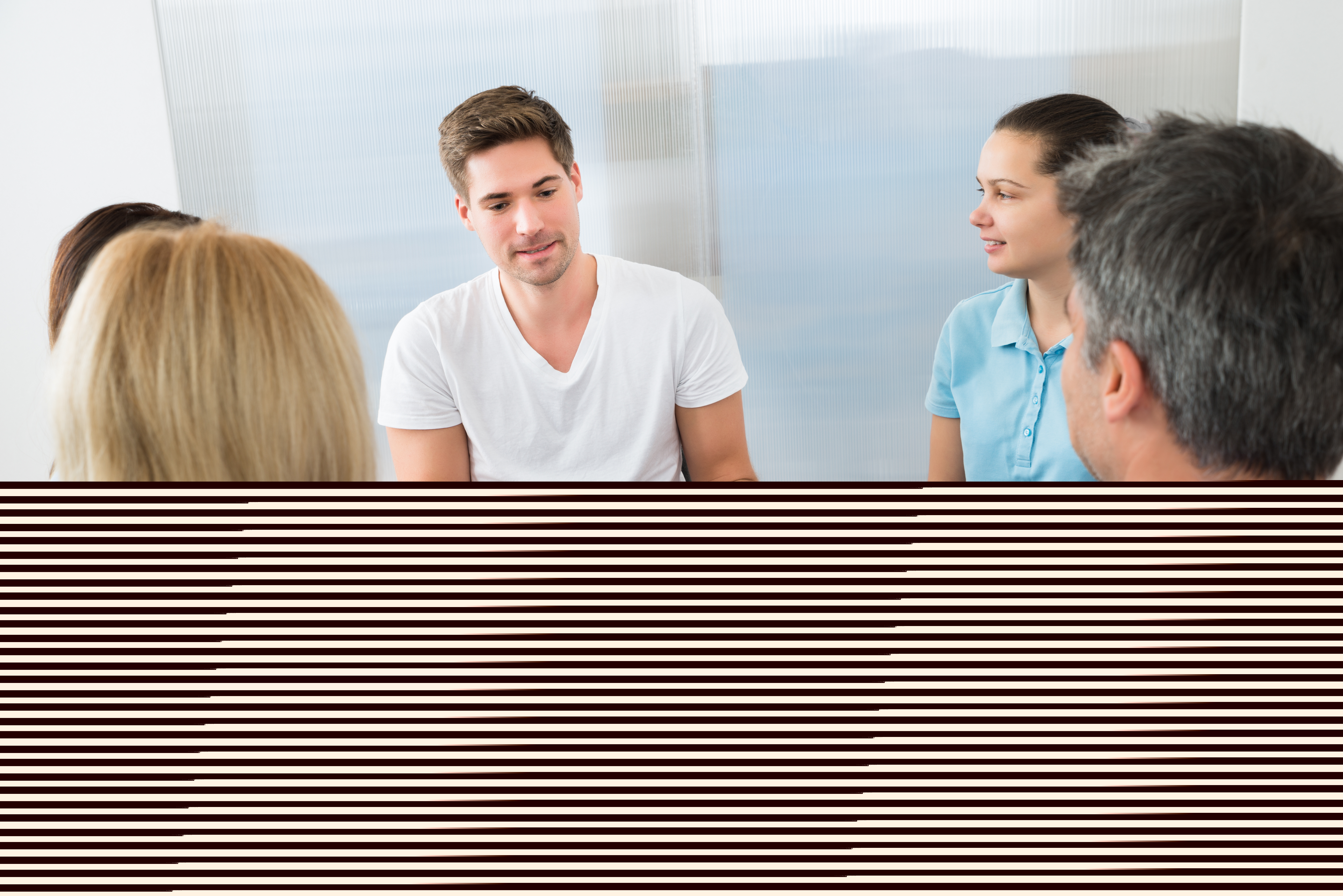 Flera personer, både män och kvinnor, sitter och diskuterar i en ring.