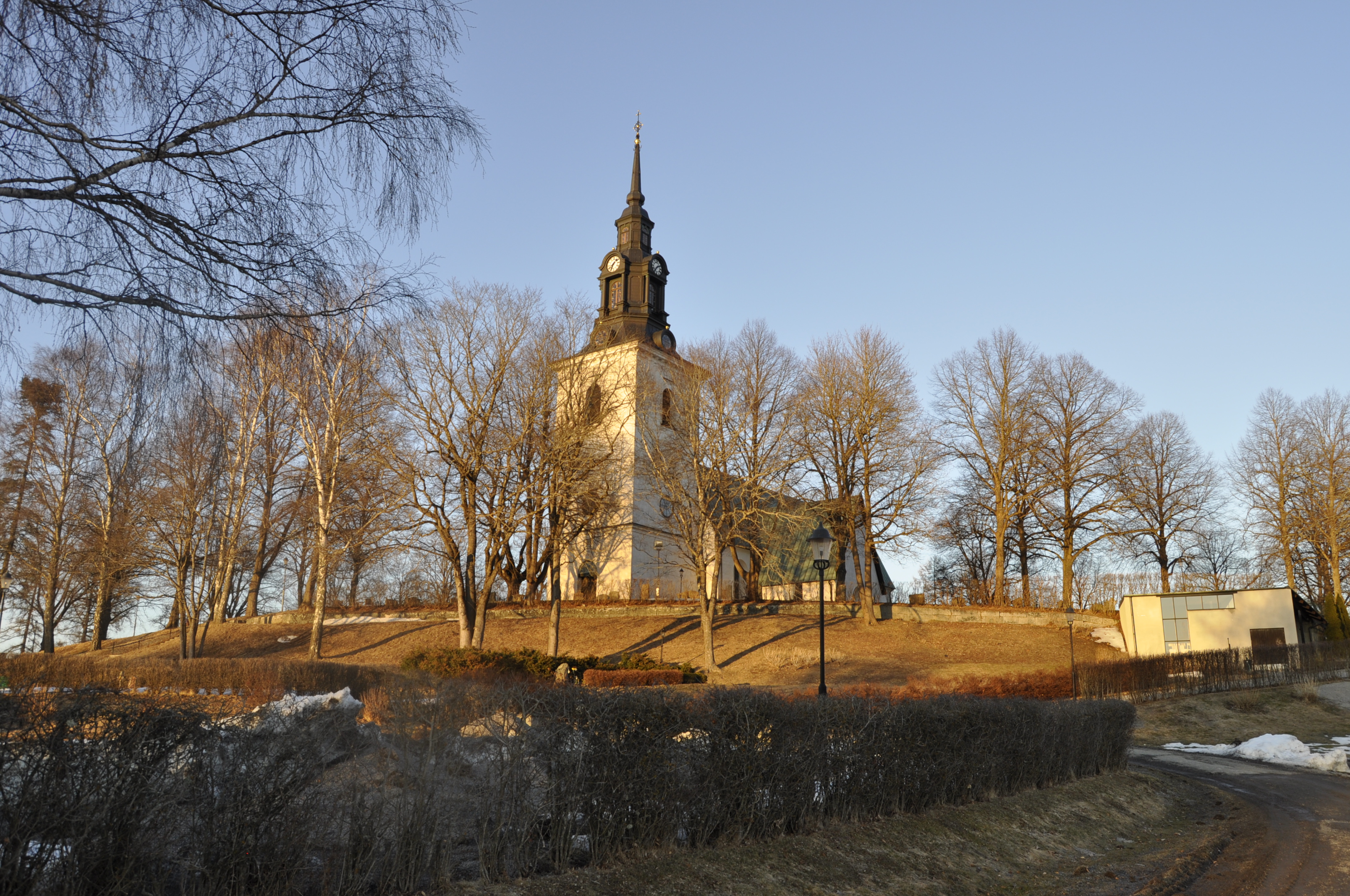 Västerlövsta kyrka i höstsol.