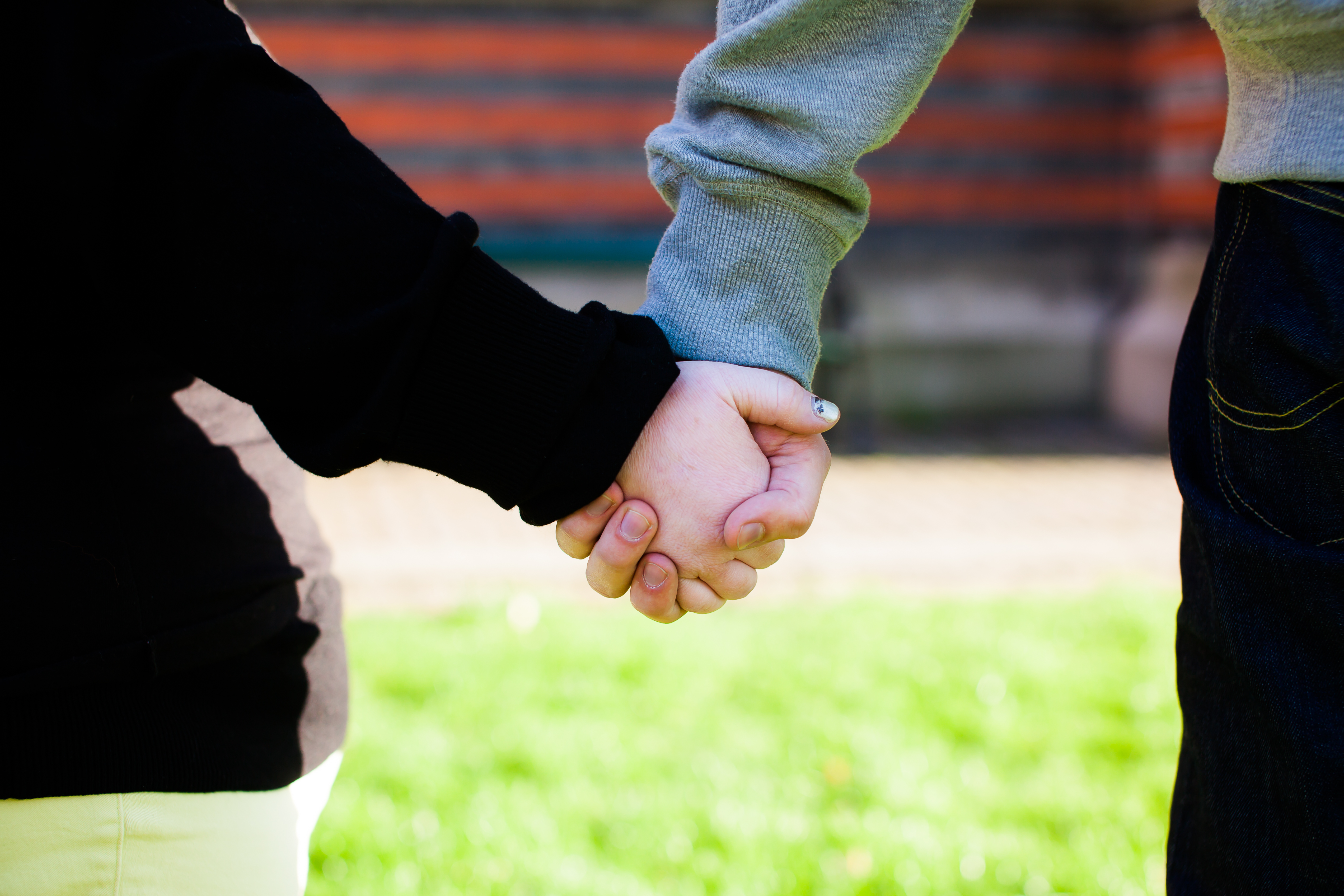 Två händer som håller i varandra.