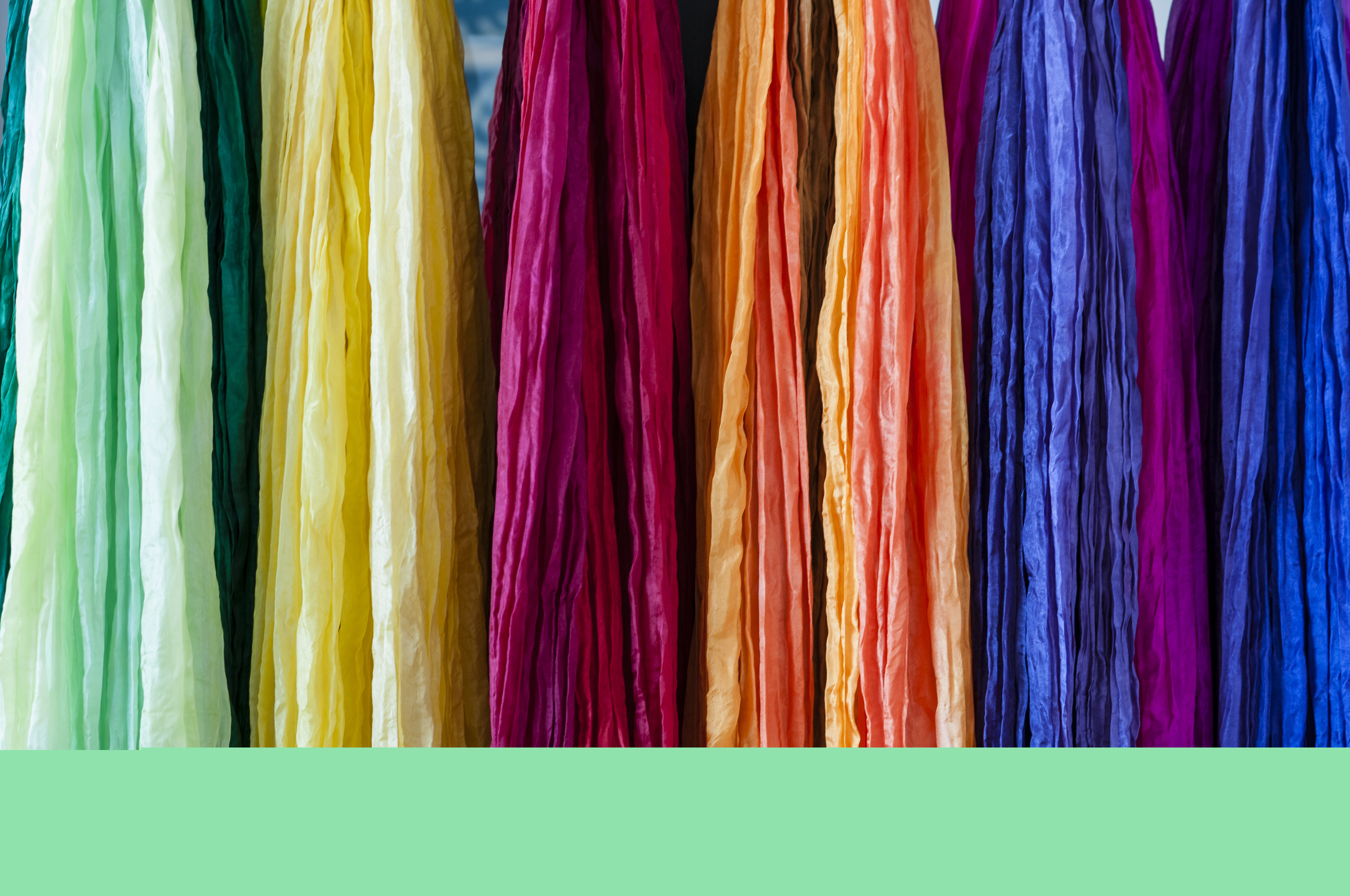 Tunt tyg i olika färger.
Fo