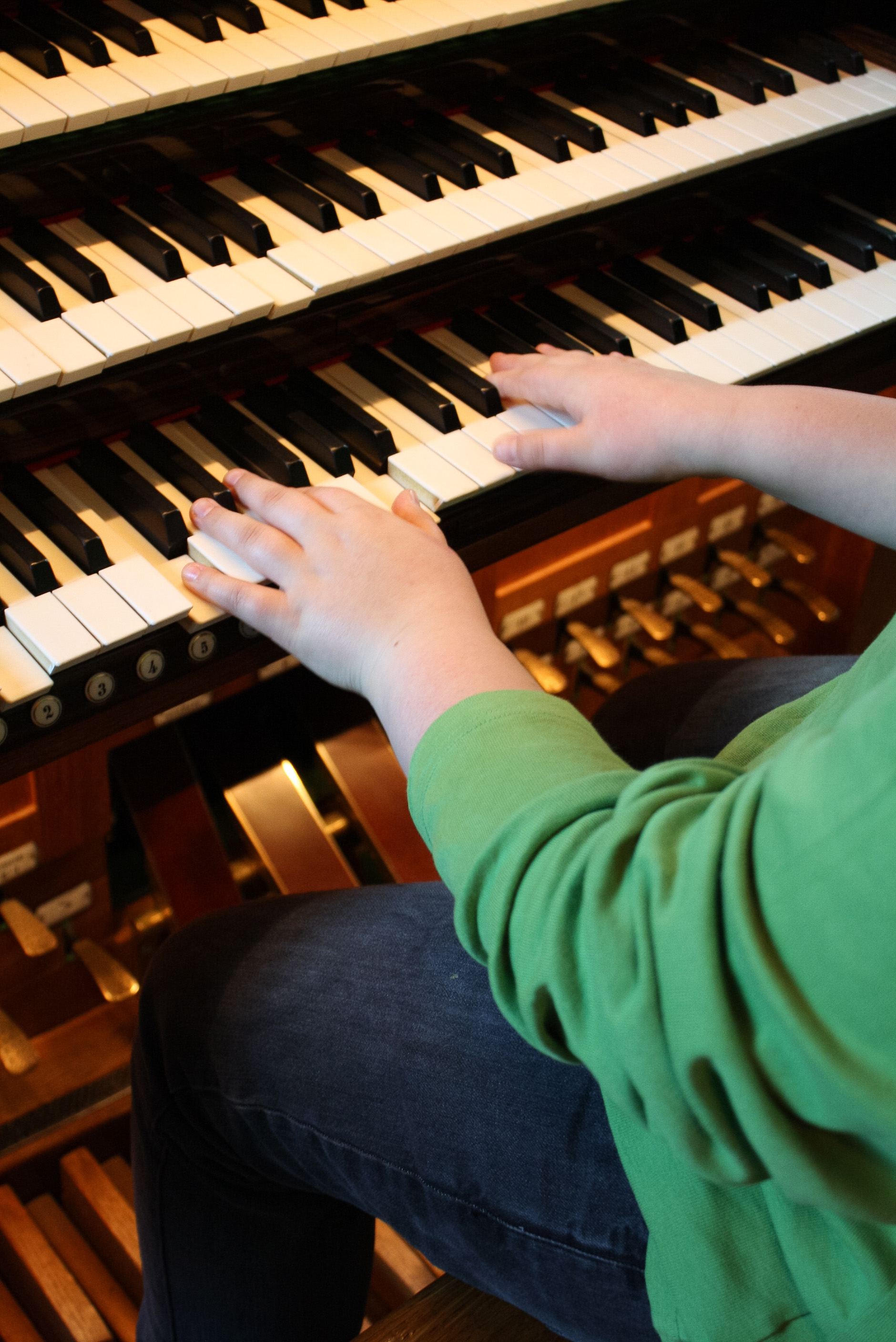 Någon spelar kyrkorgel.