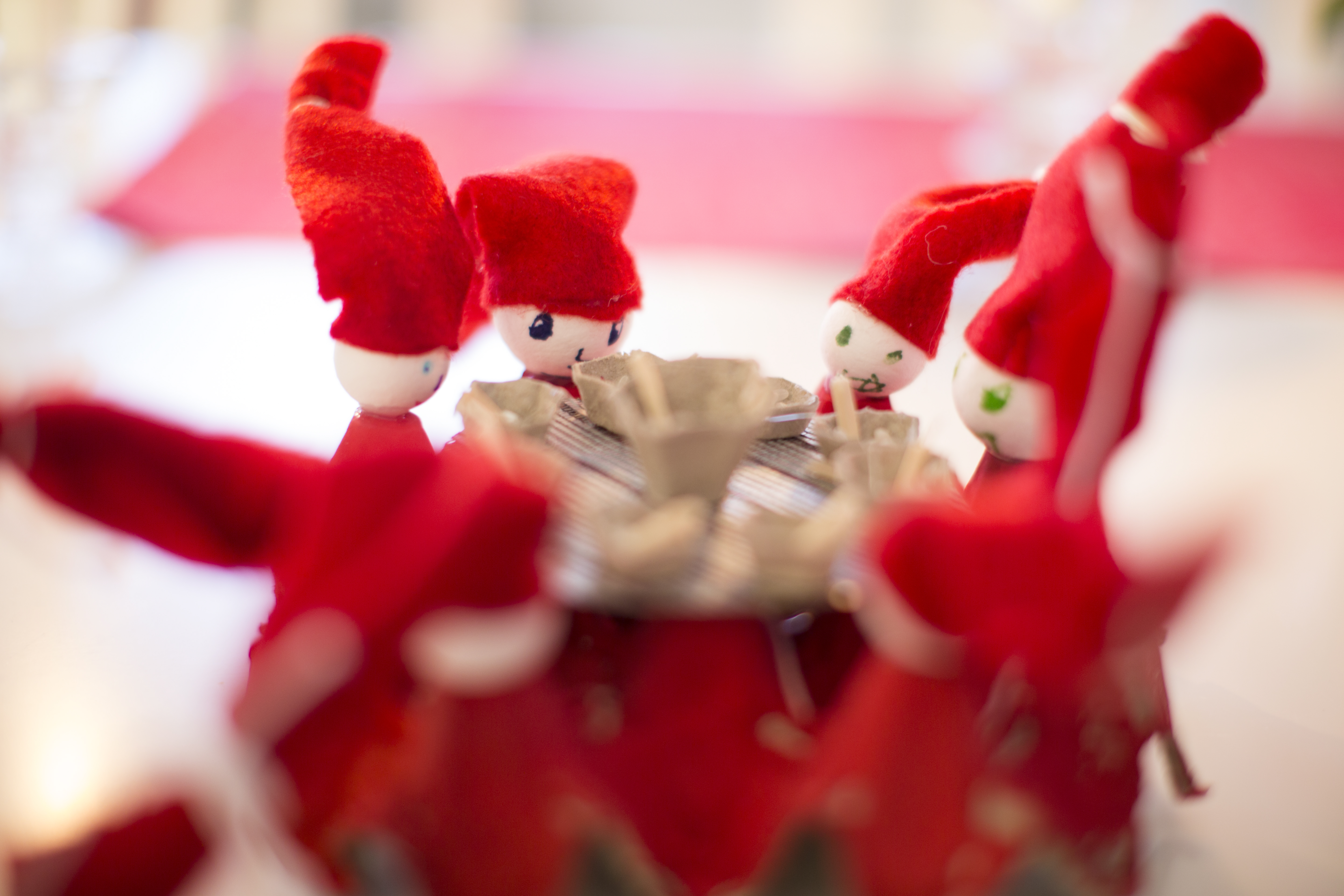 Närbild på några små egengjorda jultomtar.