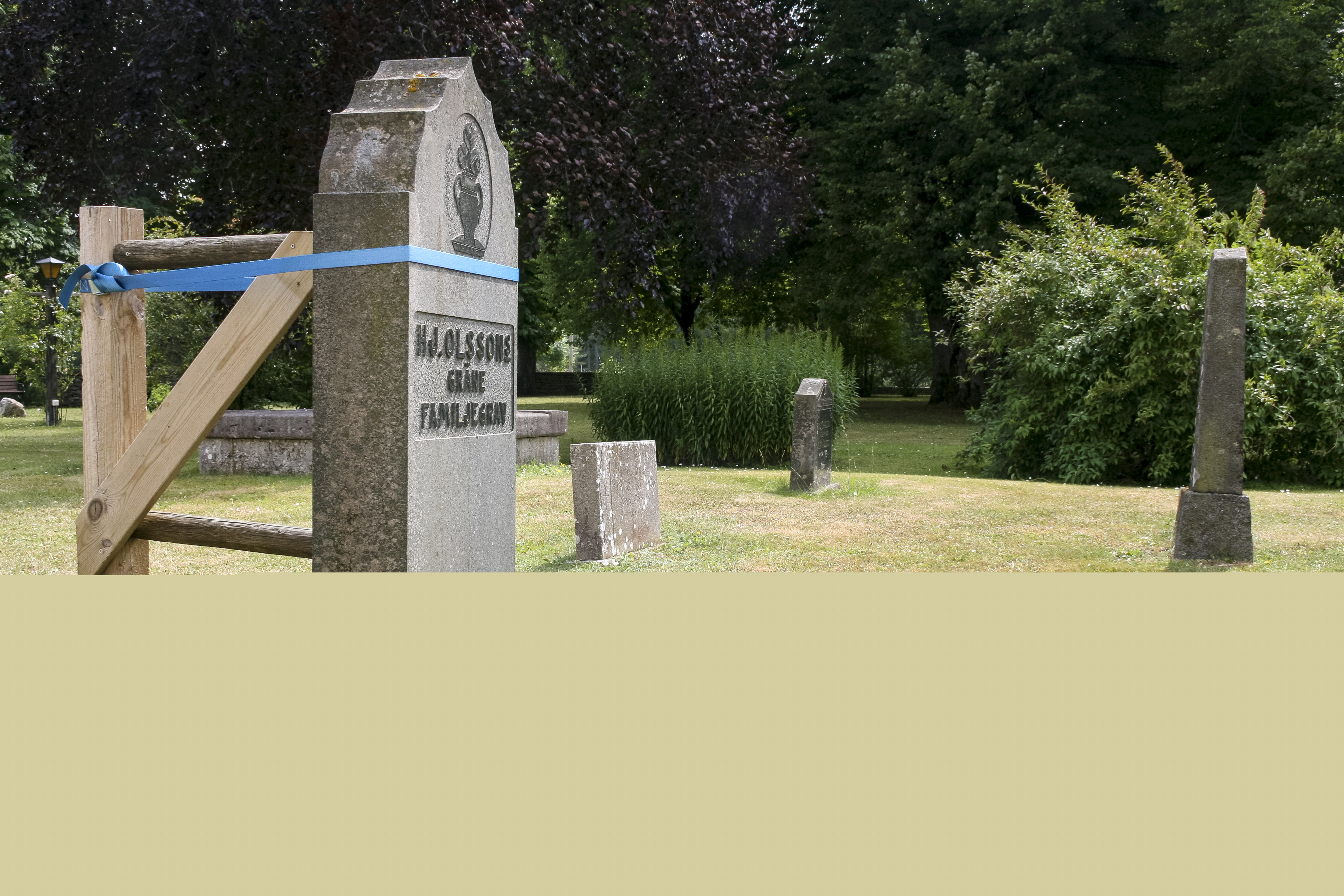 Gravsten på en kyrkogård som stagats upp för att inte falla.