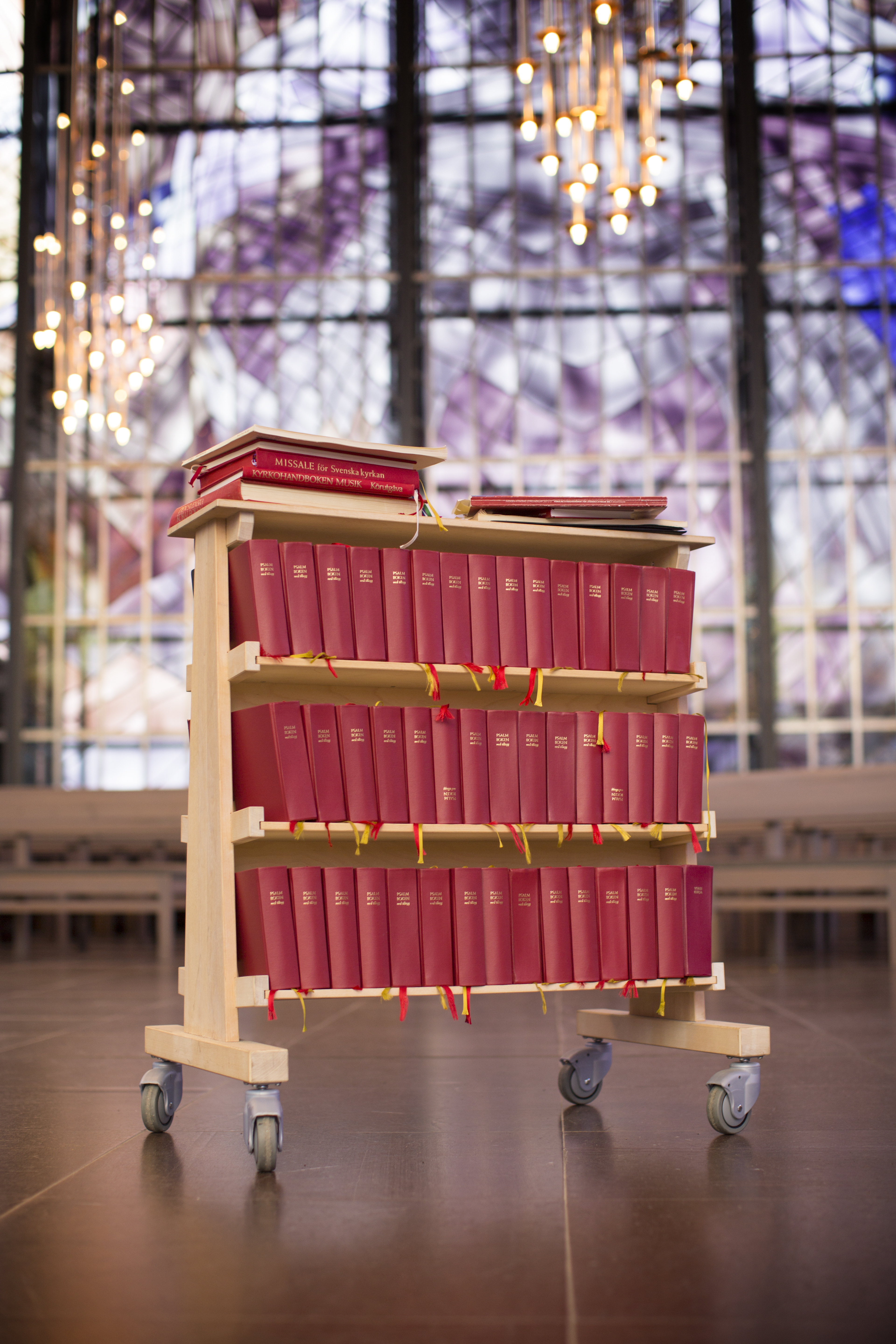 En bokvagn med psalmböcker i en kyrka.