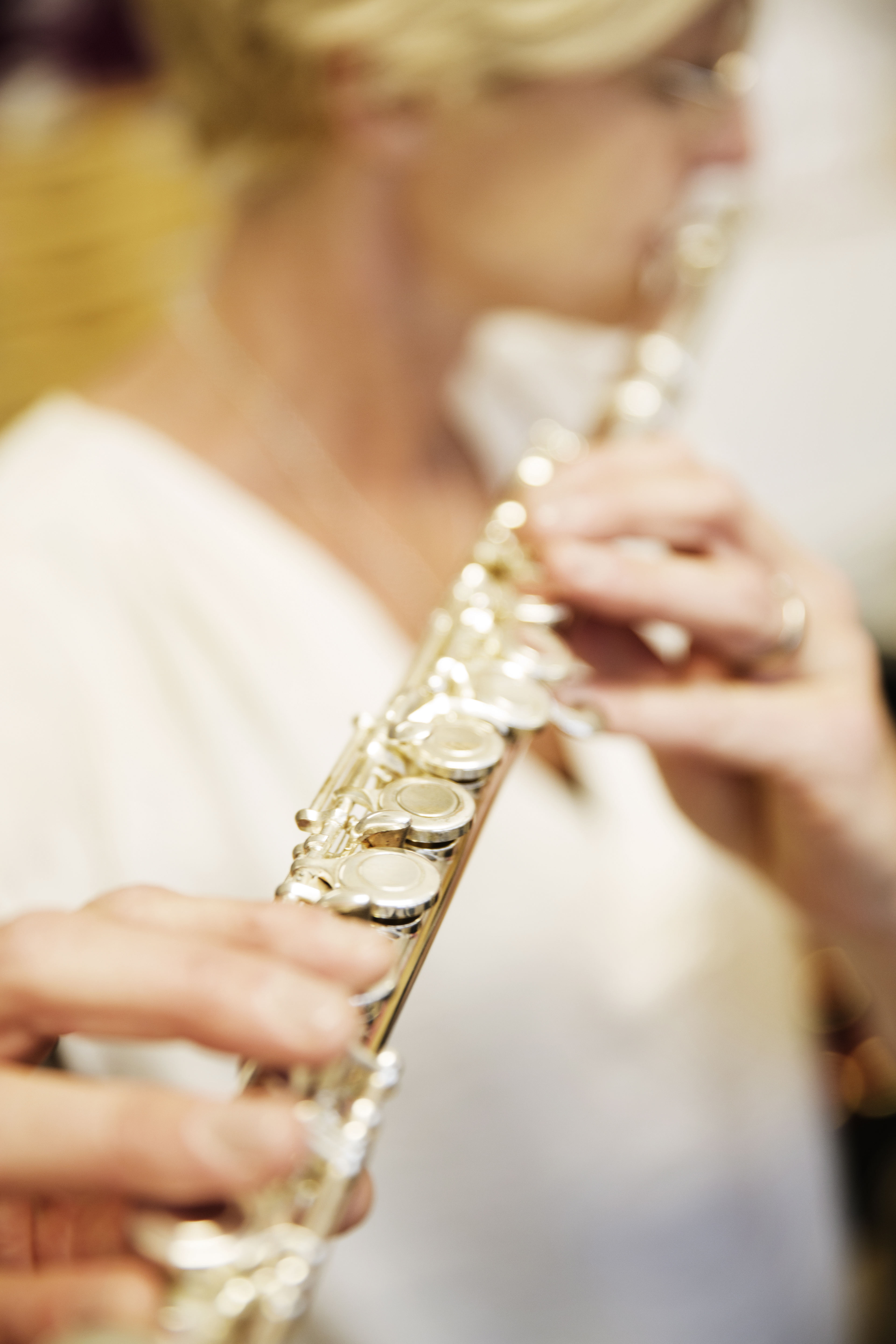 En kvinna spelar tvärflöjt.