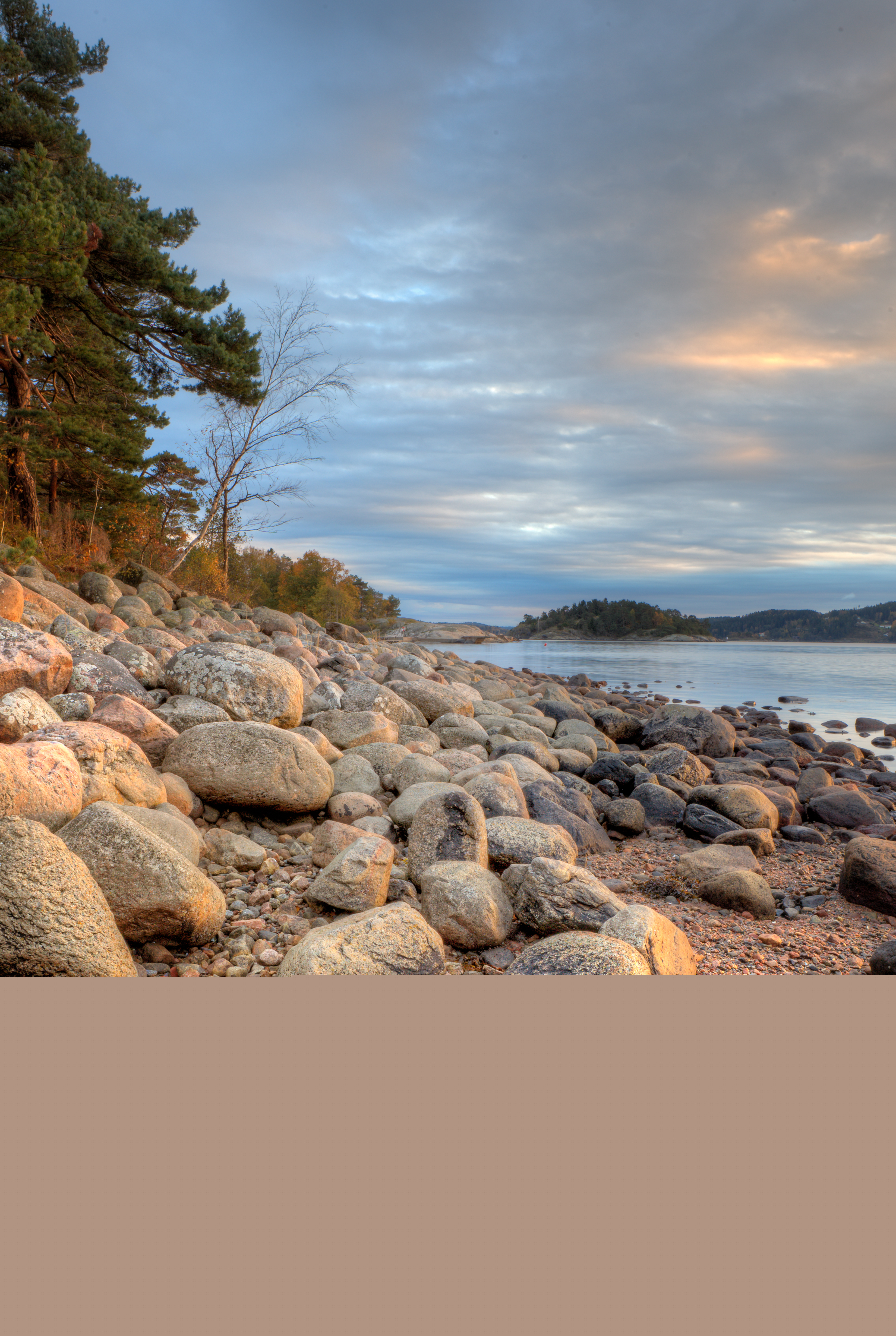 En stenig strand.