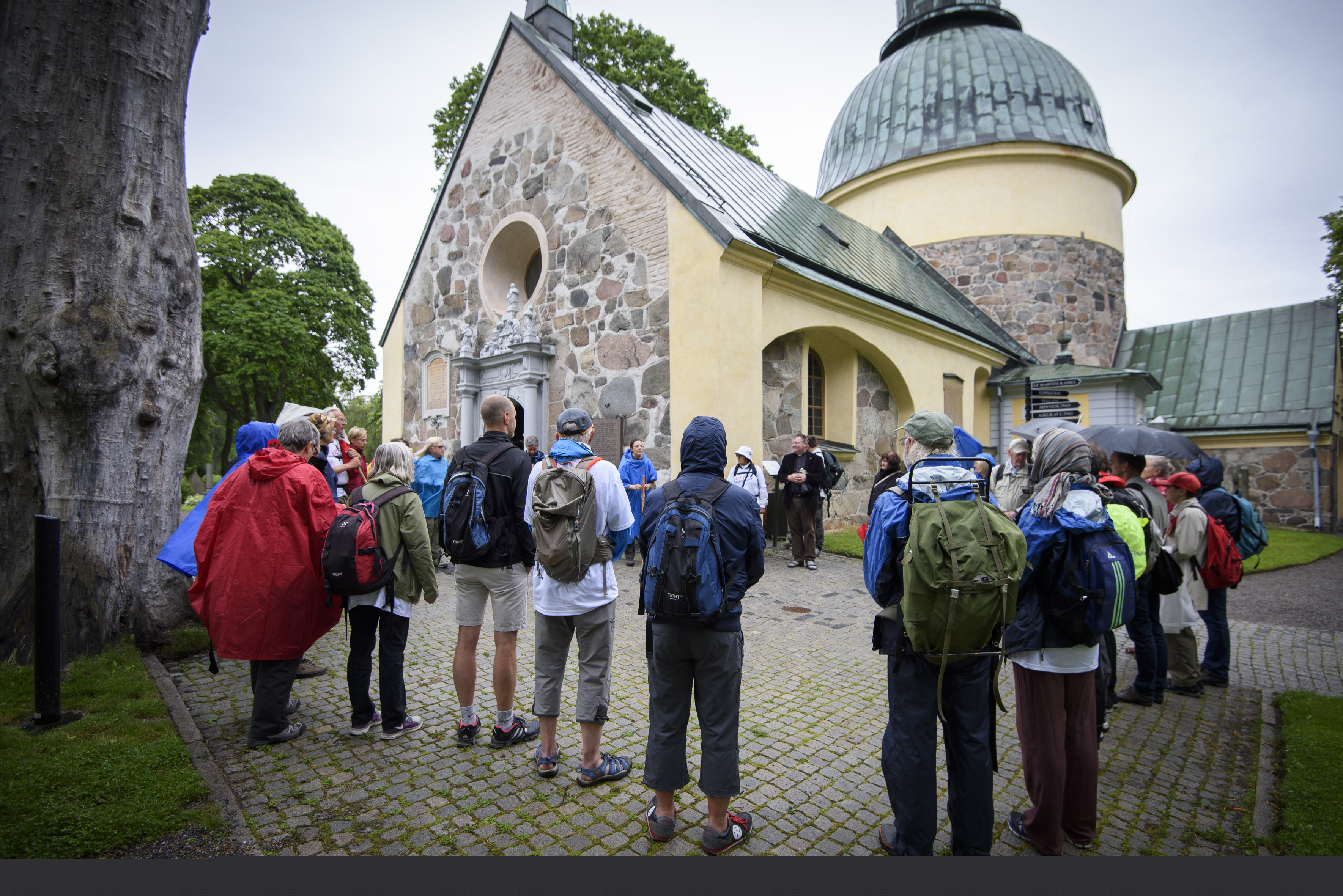 En grupp vandrare står utanför en kyrka.