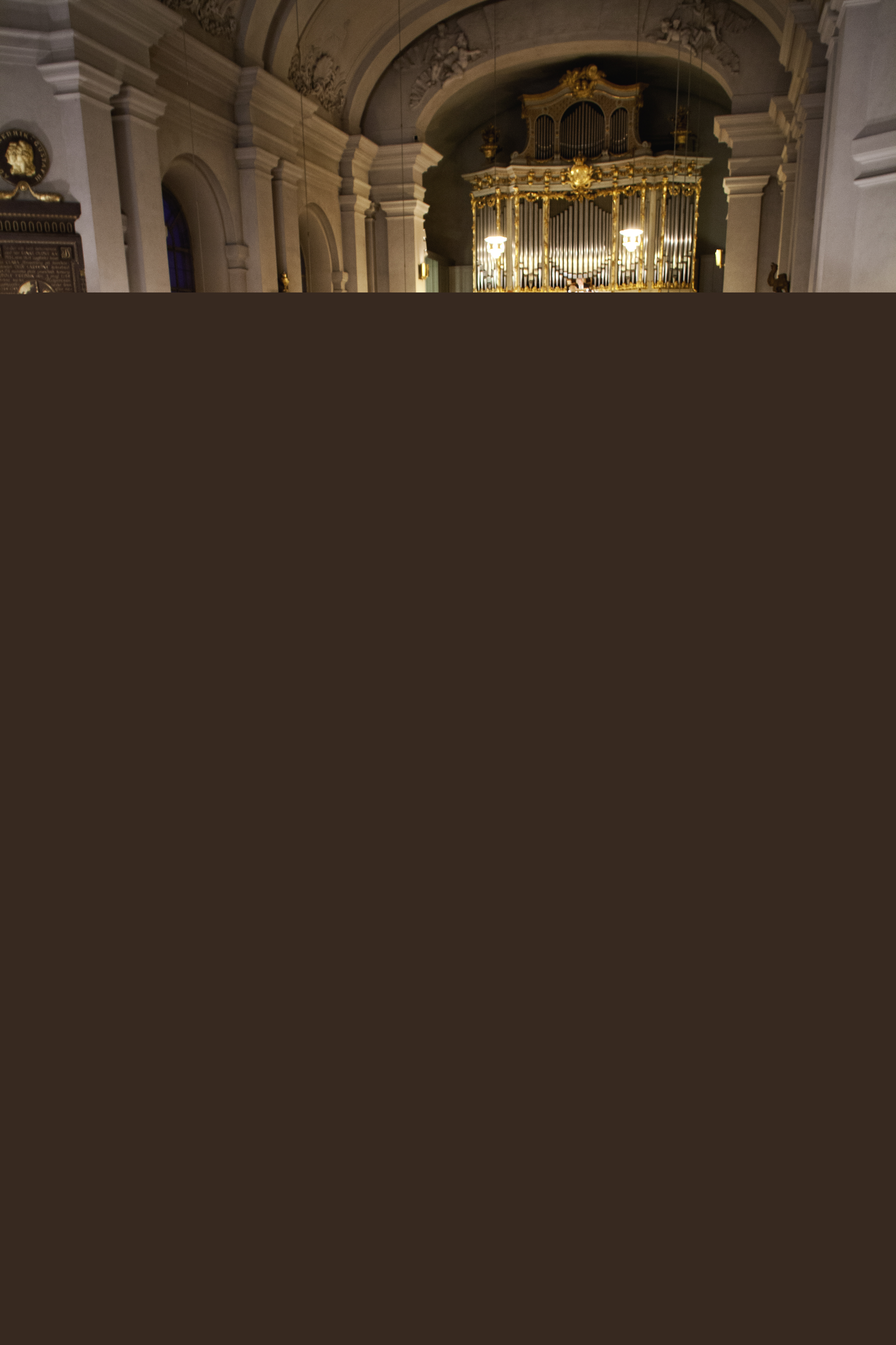 En kyrka full av besökare.