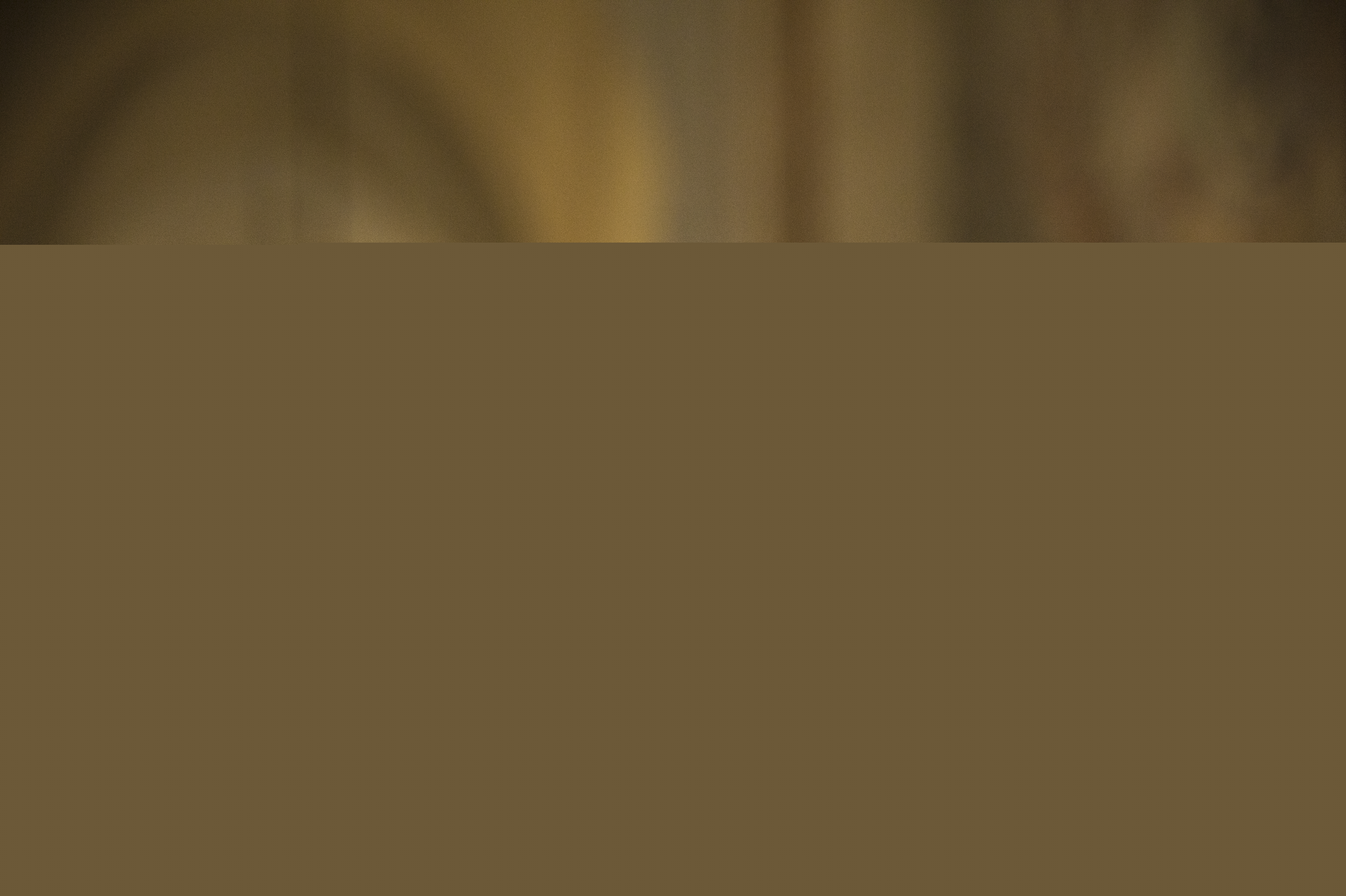 Ett tänt stearinljus i en kyrka.