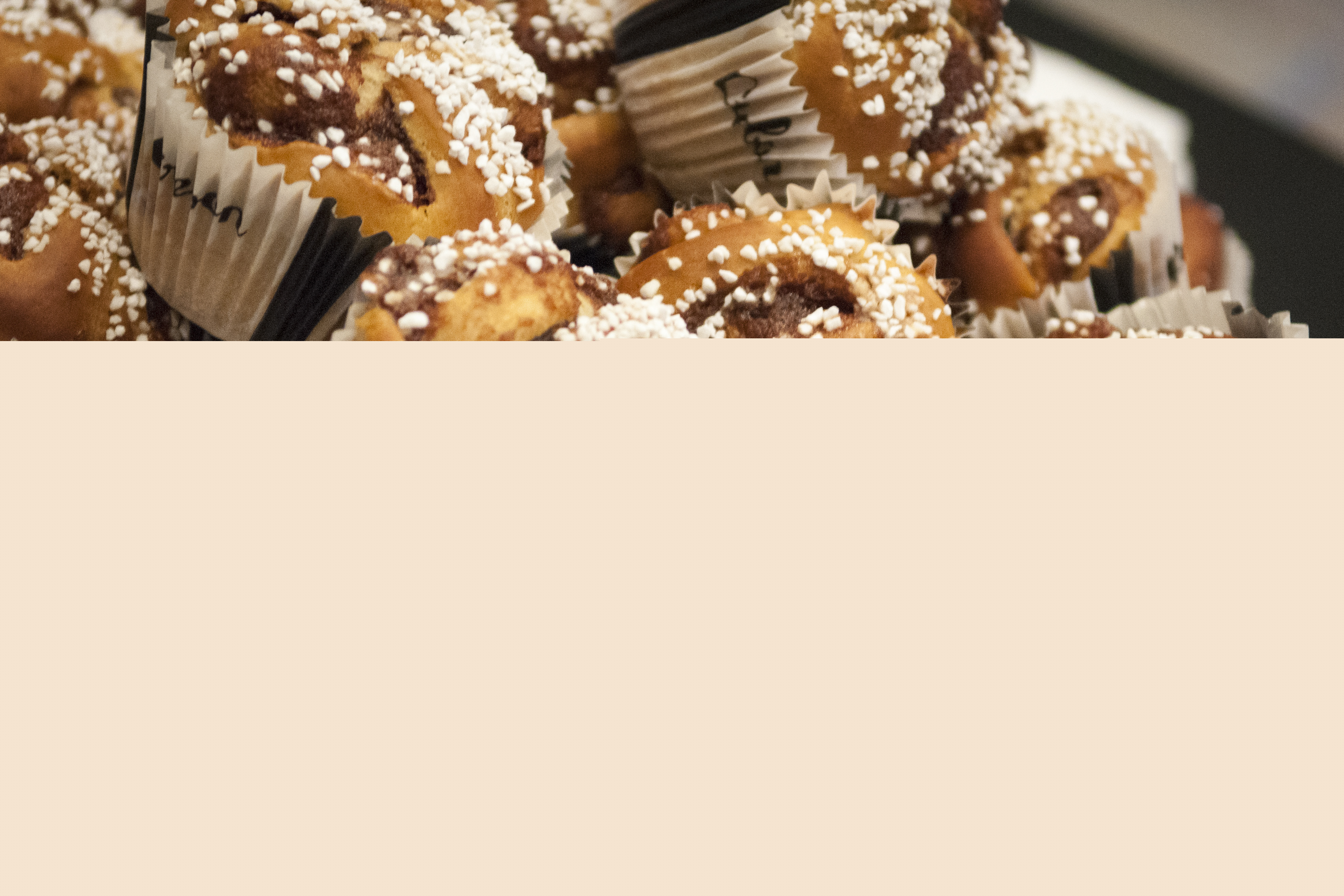 Närbild på en hög kanelbullar.