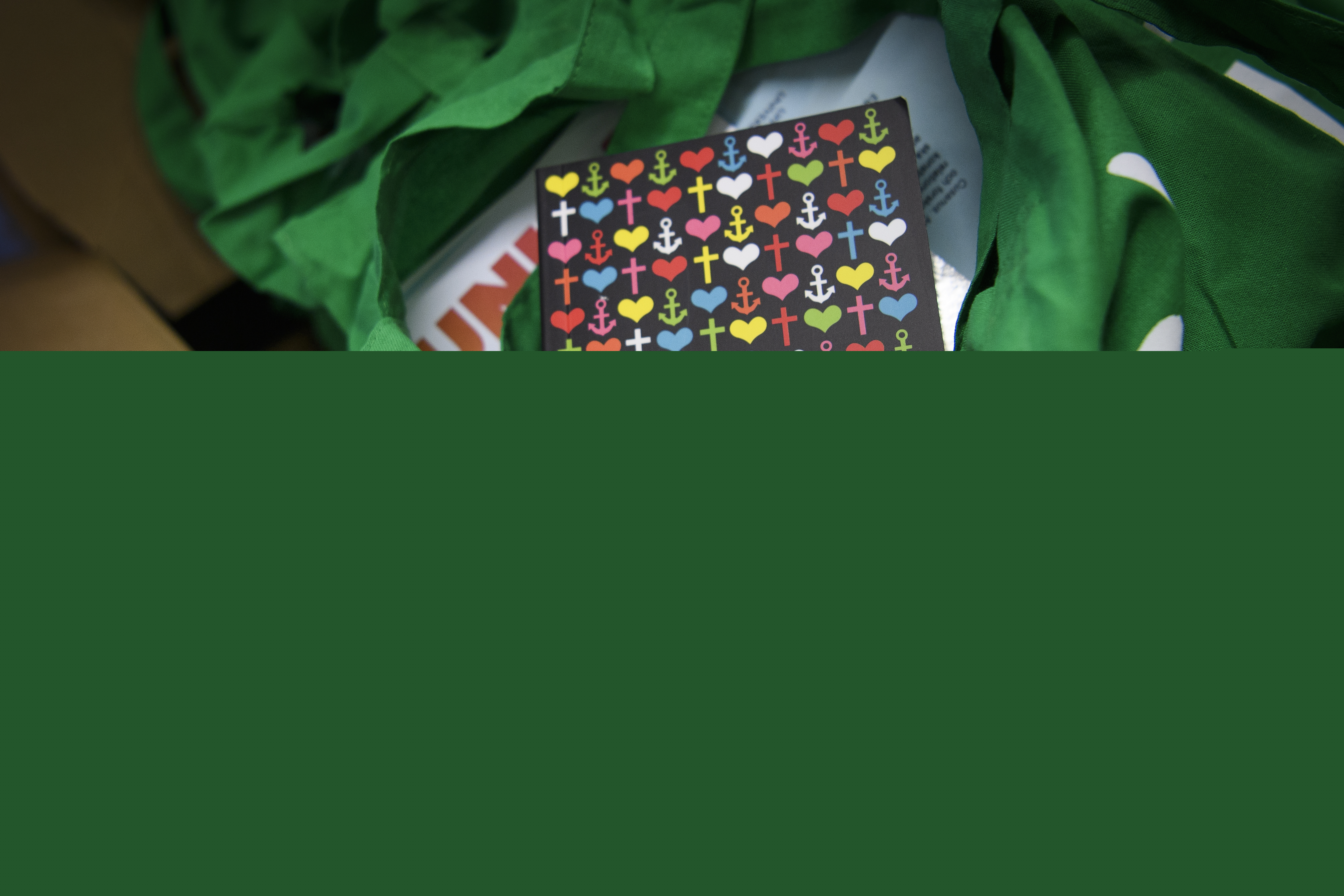 En bibel ligger i en tygkasse.