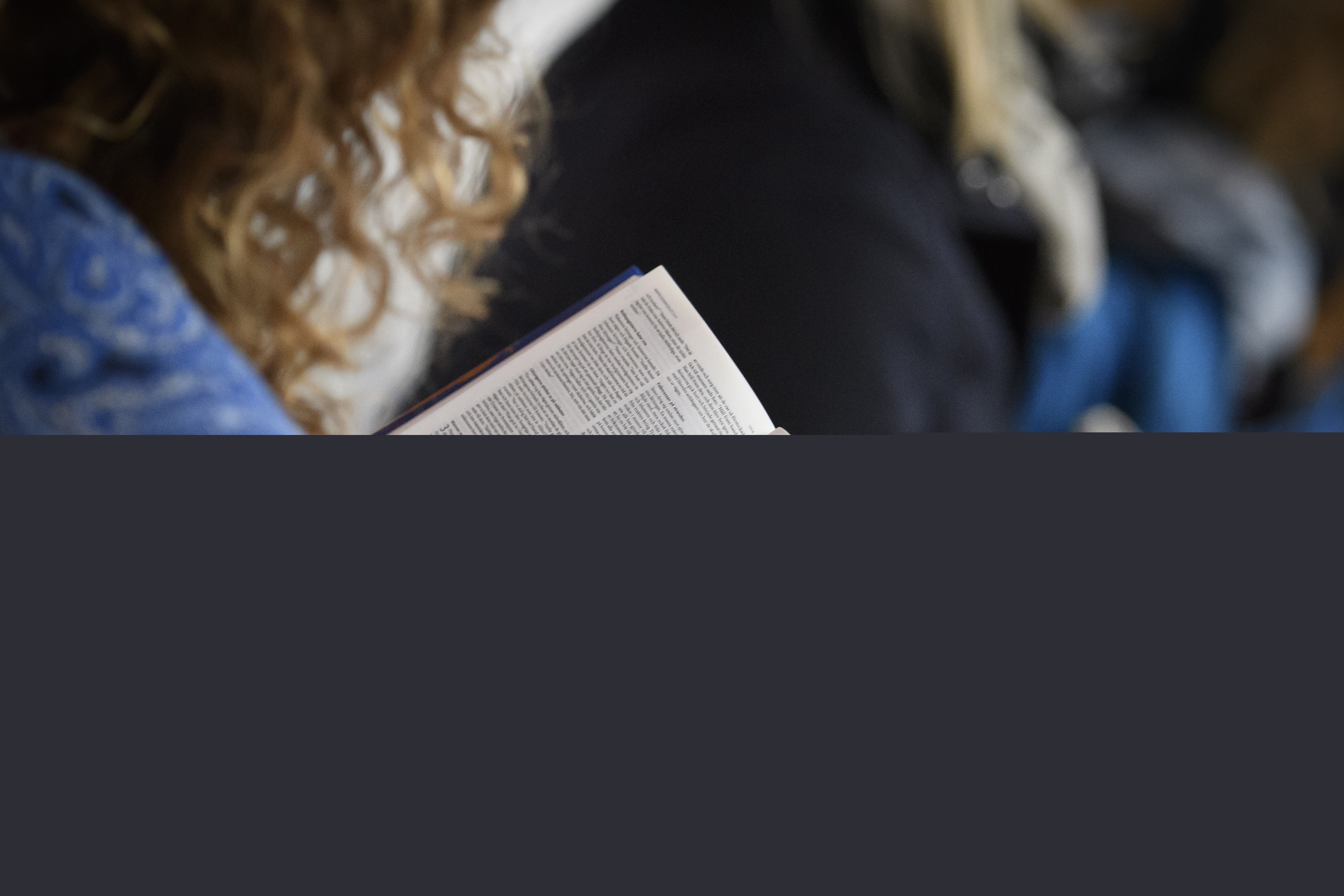 En kvinna läser ur Bibeln.