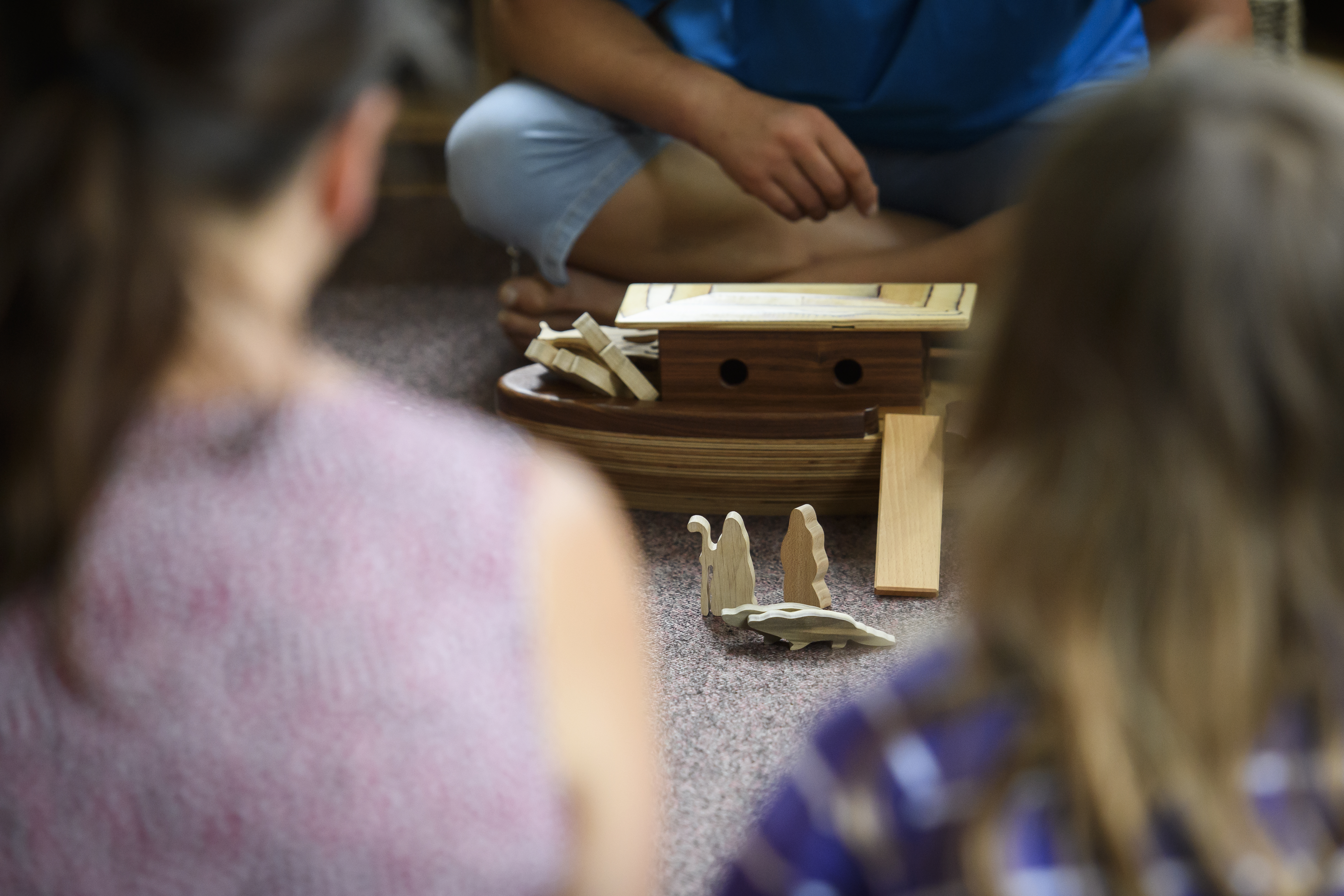 Några barn leker med en miniatyr av Noaks ark.