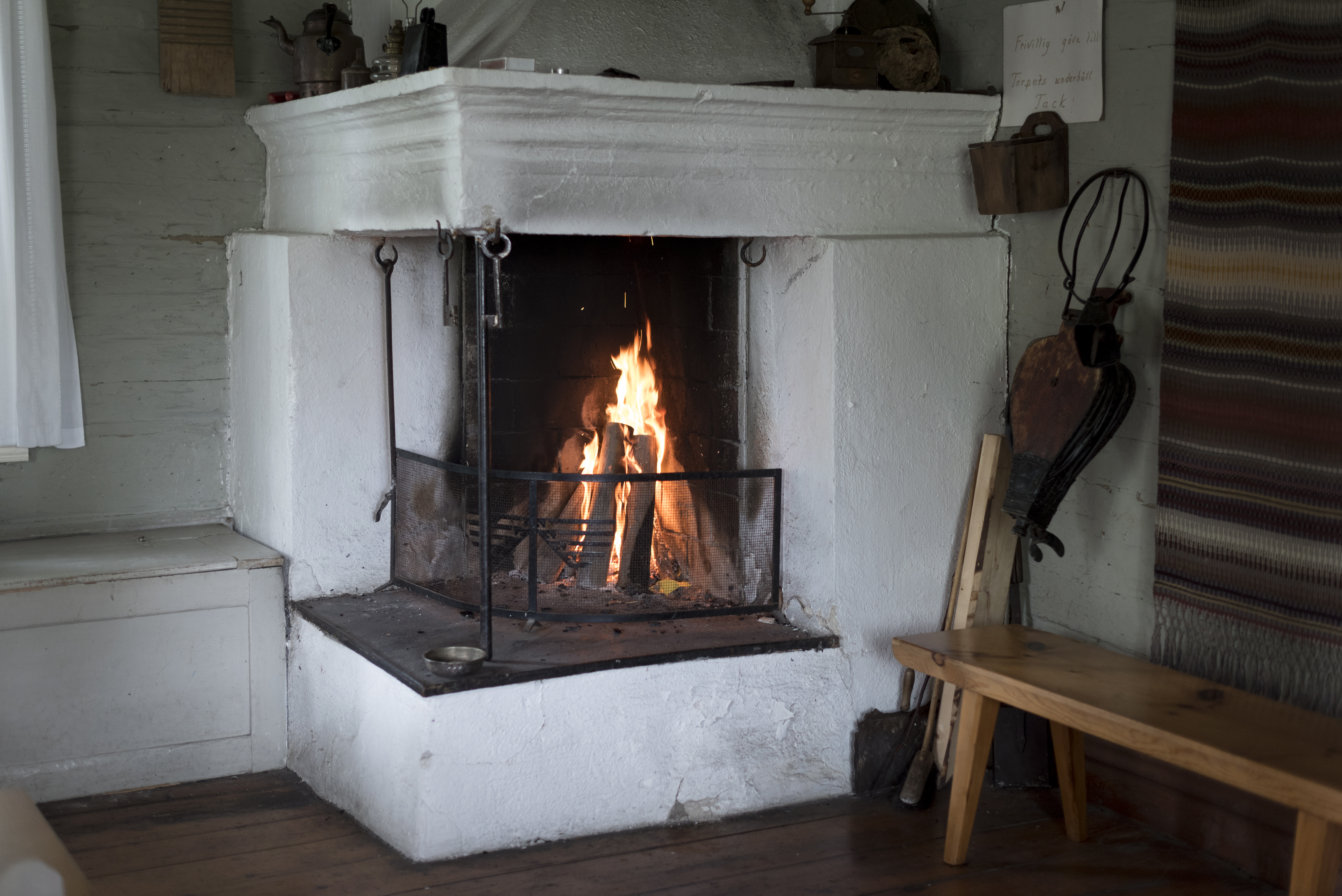 En brasa i en öppen spis.