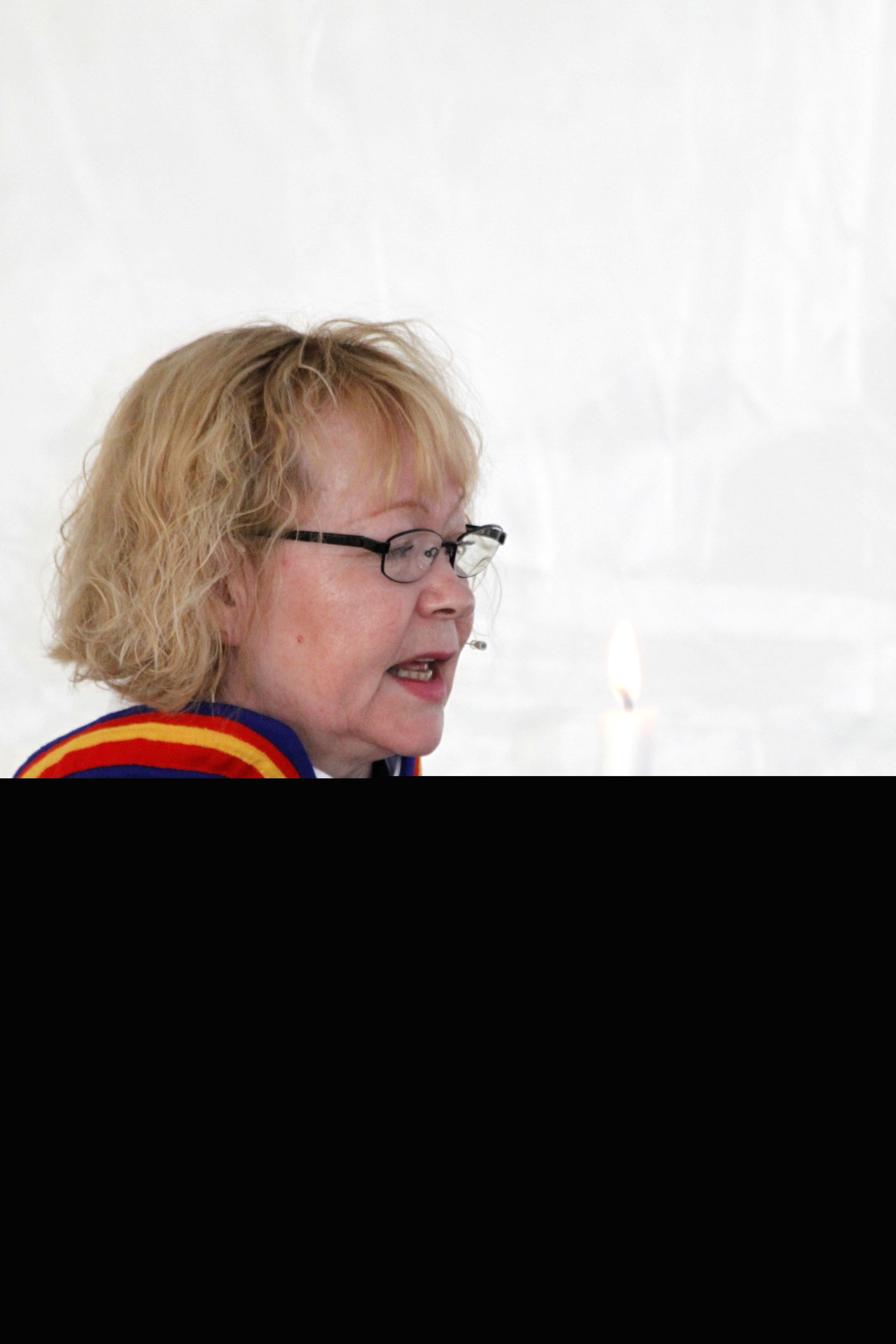 En kvinnlig samisk präst läser ur bibeln.