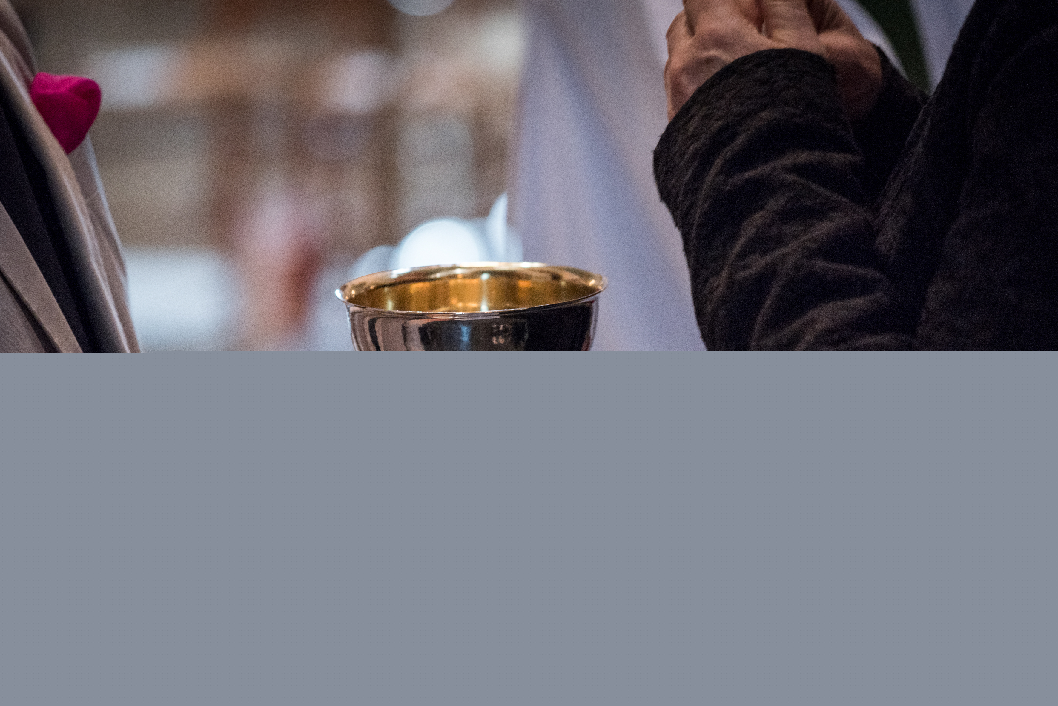 Någon håller i en nattvardskalk.