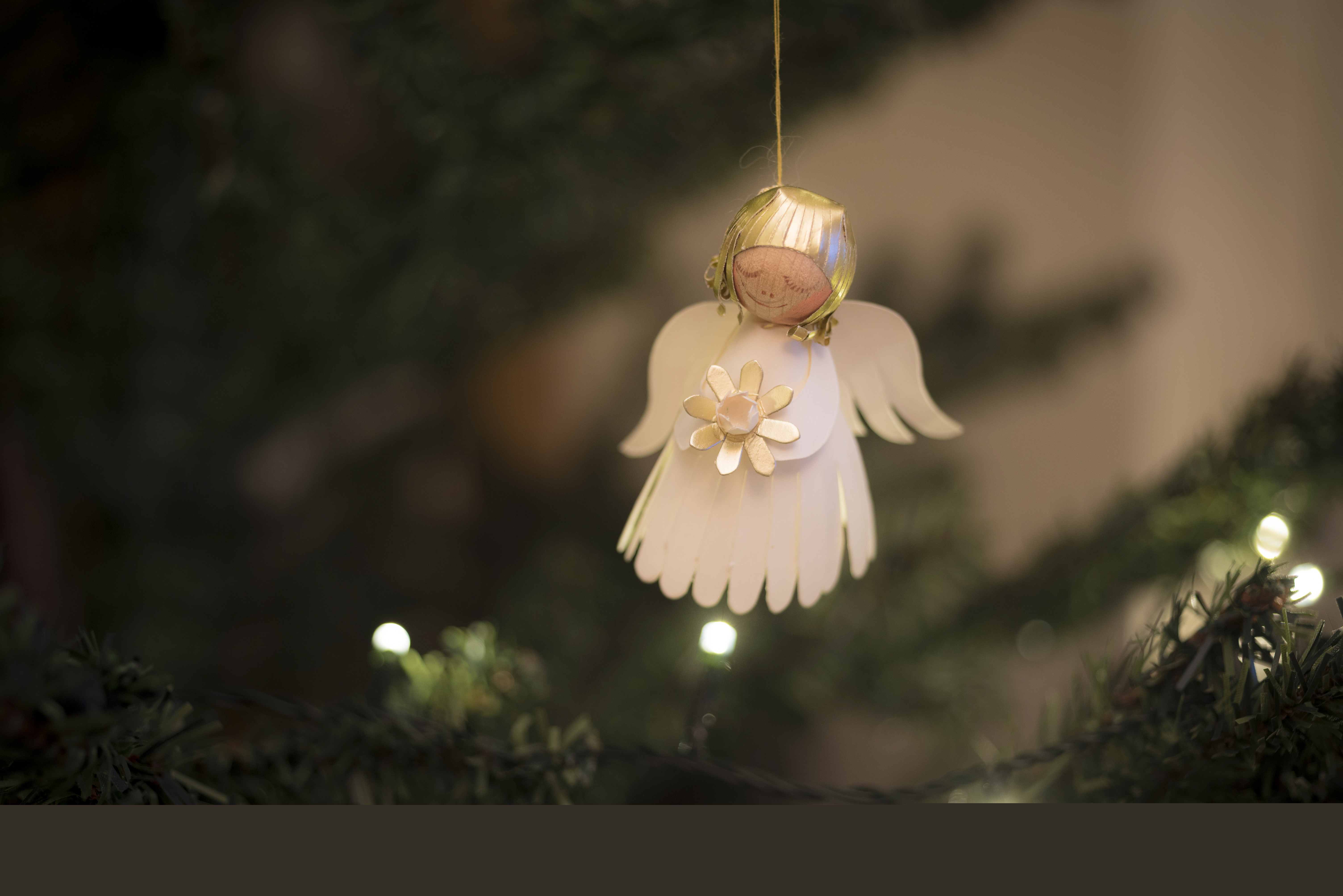 Närbild på en ängel som hänger i julgranen.