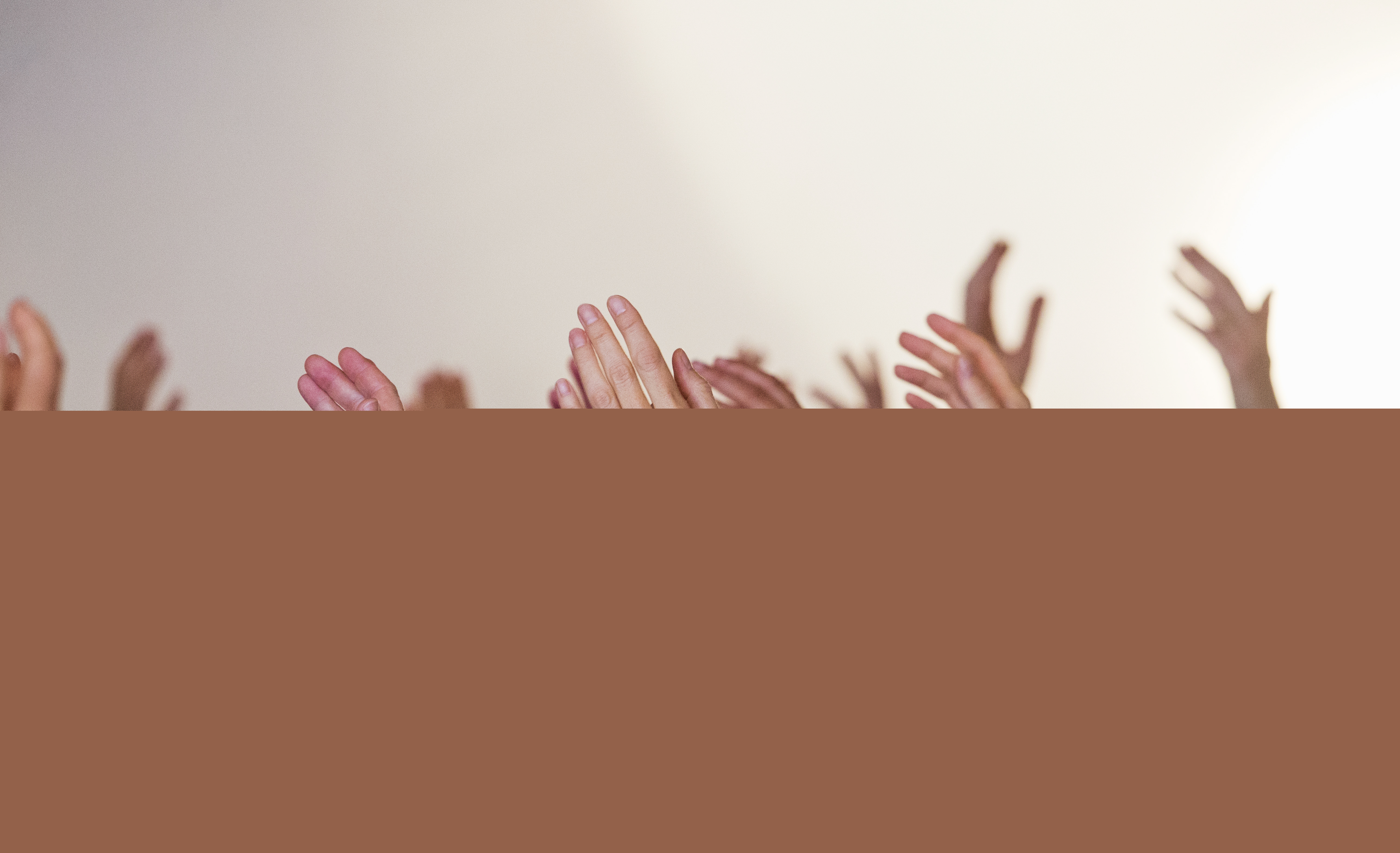 Flera armar uppsträckta mot taket.