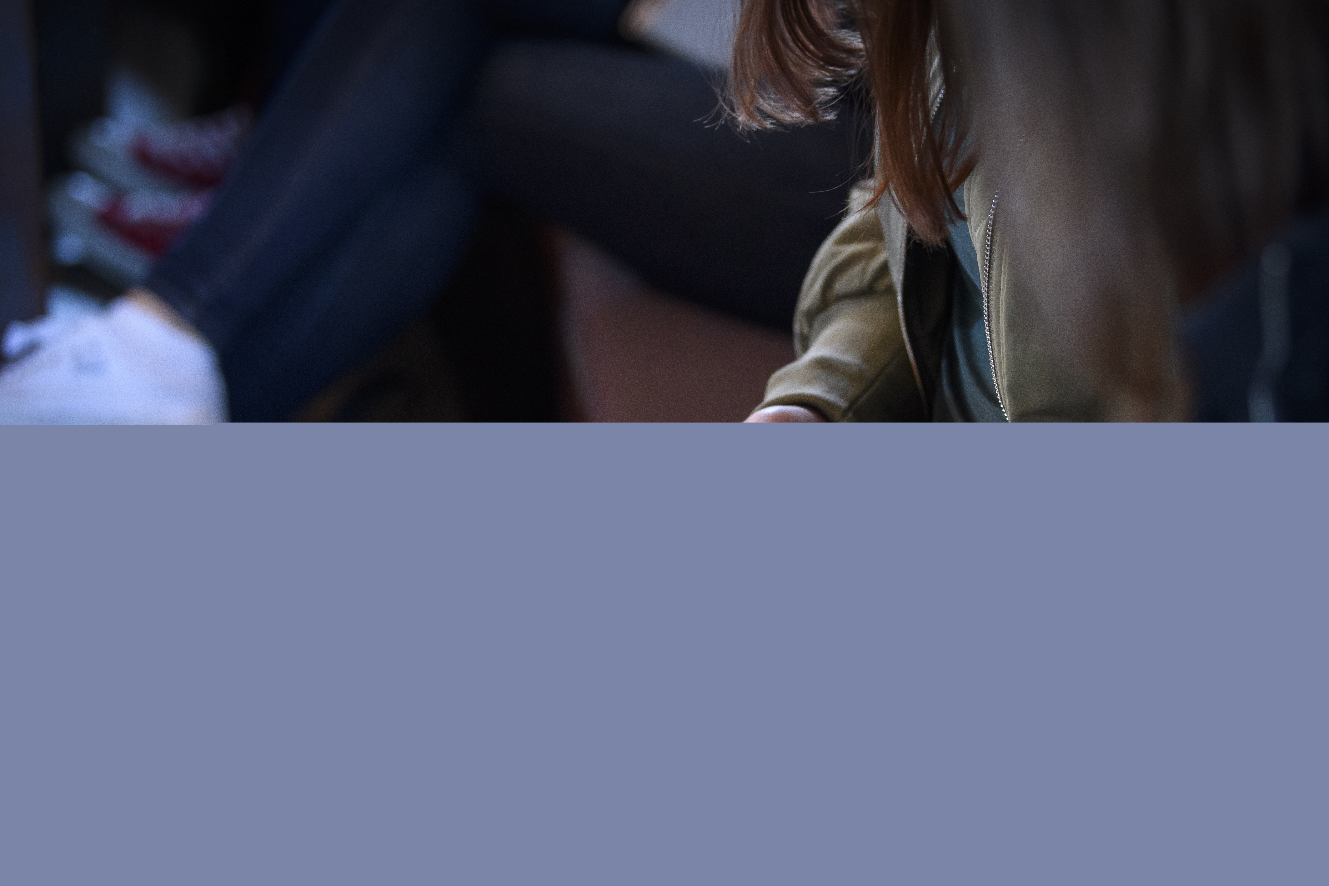 En person sitter och håller på med sin mobiltelefon.