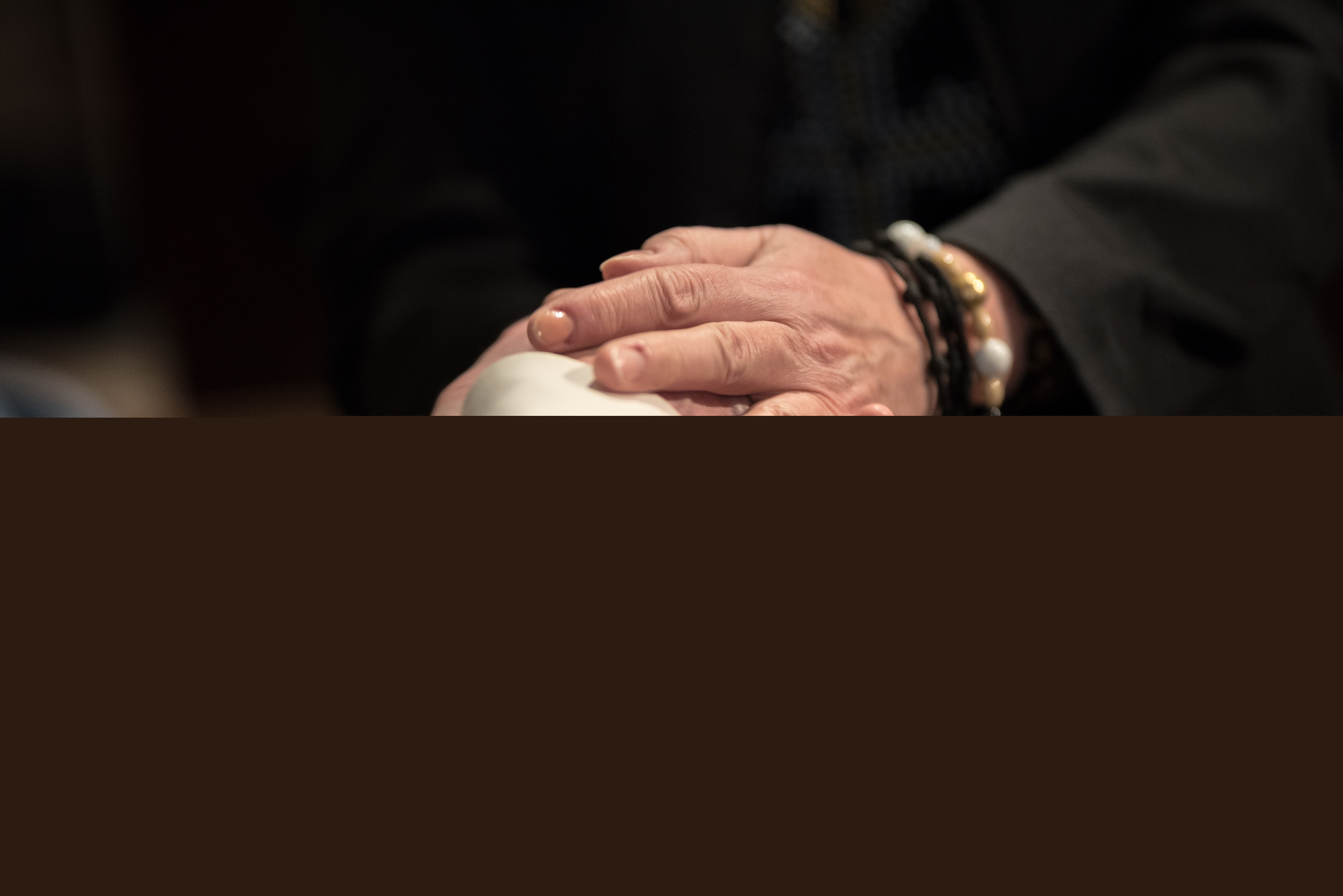 Två personer håller i varandras händer.