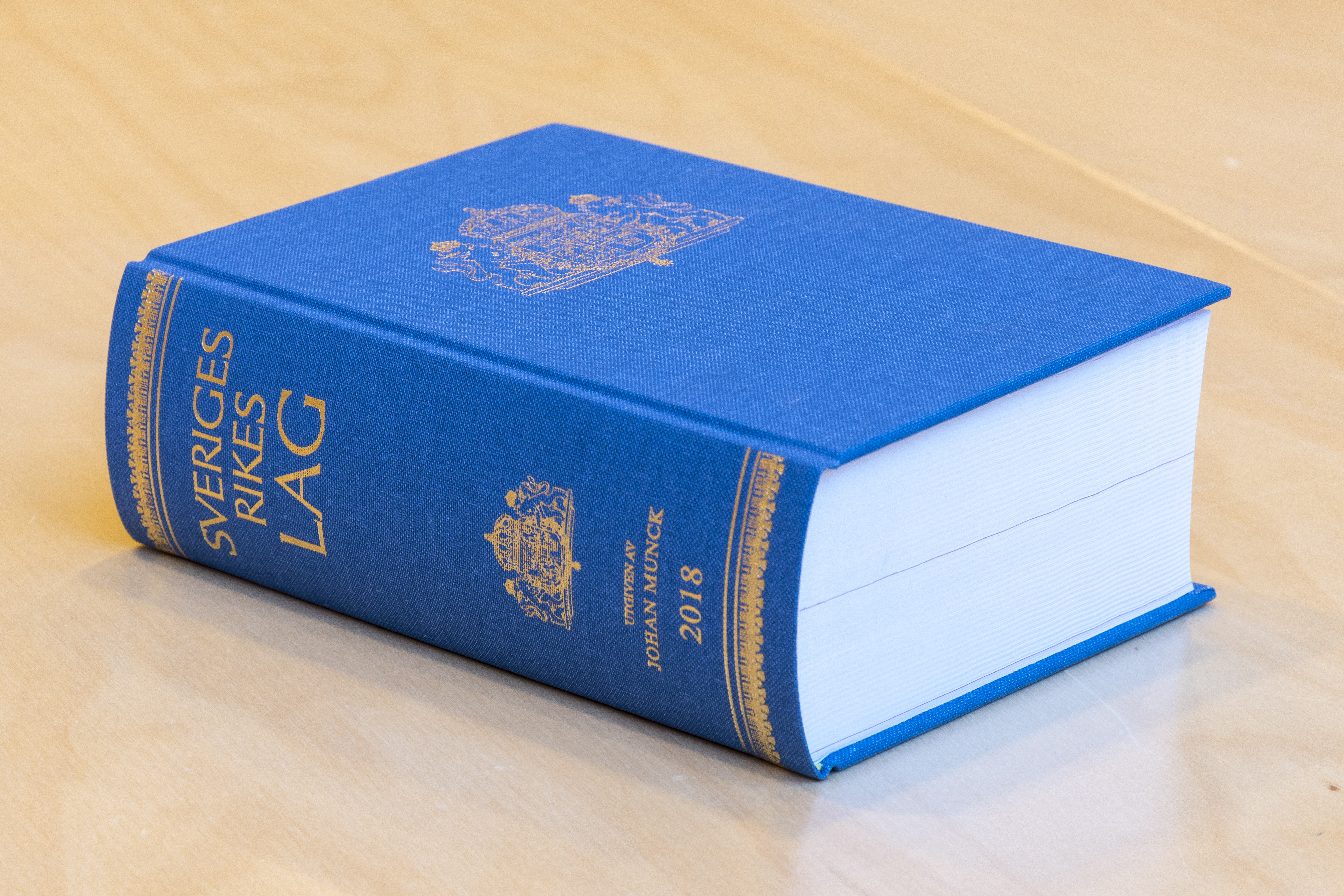 Svenska lagboken ligger på ett bord.