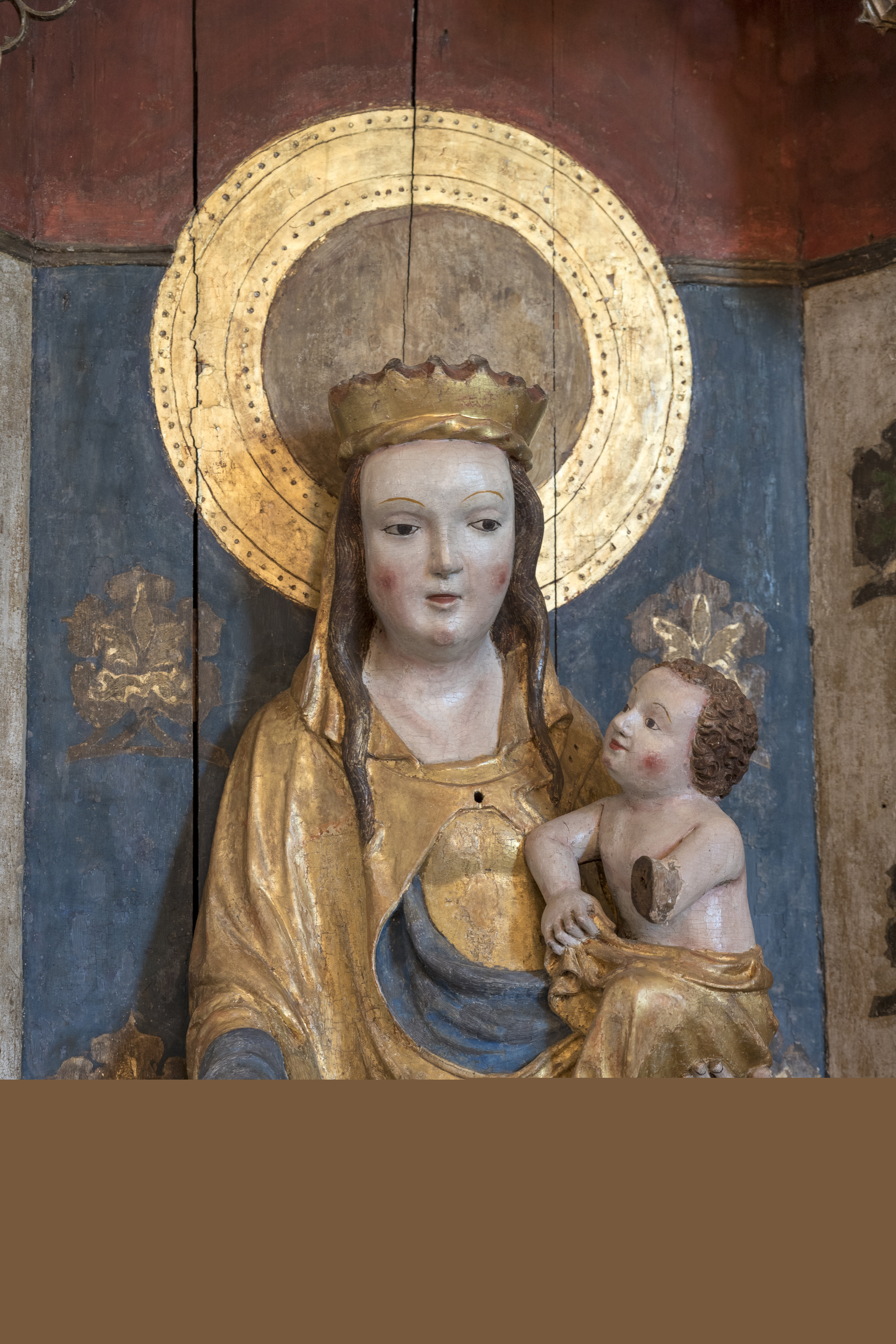 En träskulptur som föreställer Jungfru Maria med Jesusbarnet.