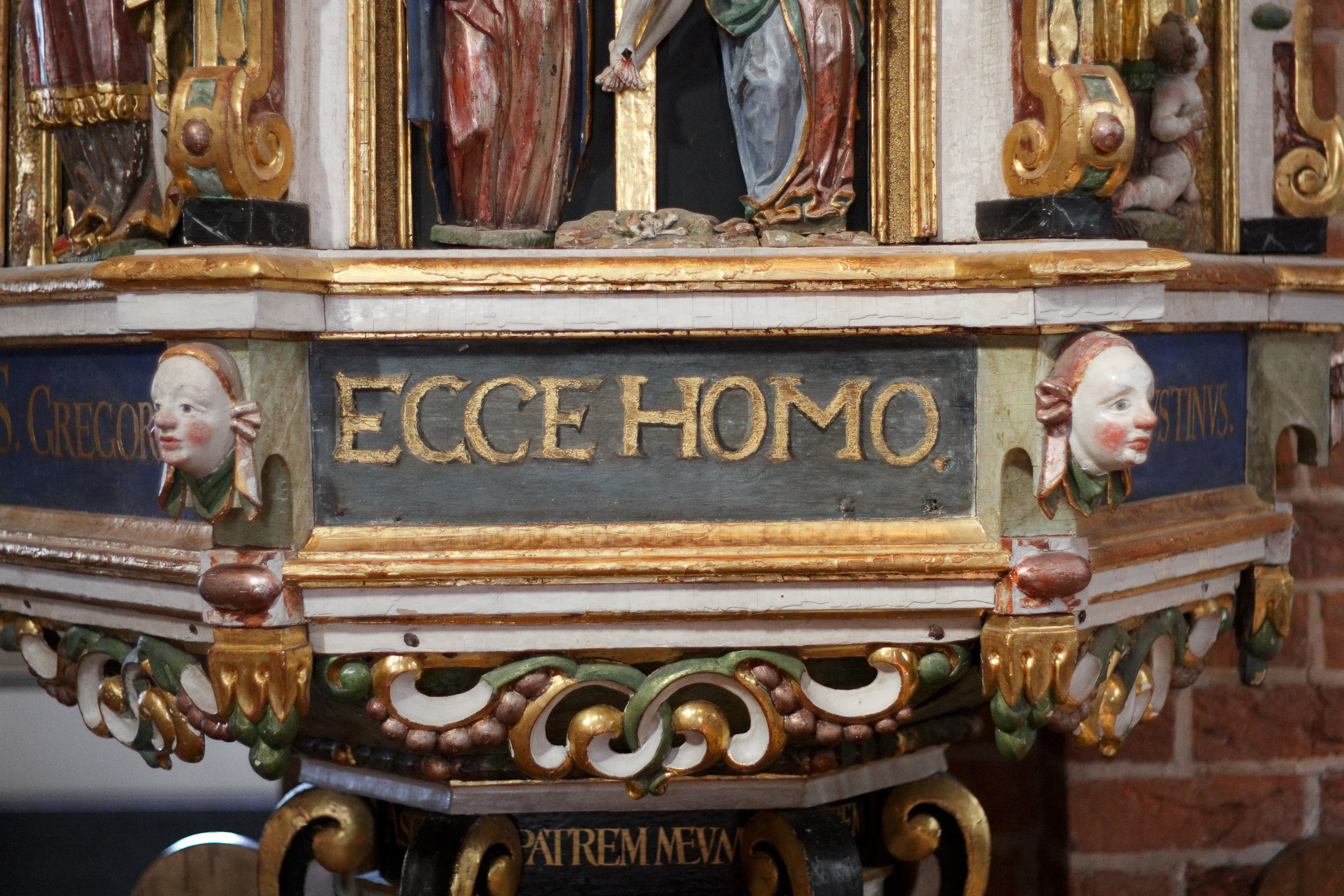 En utsmyckad predikstol med texten Ecce homo.