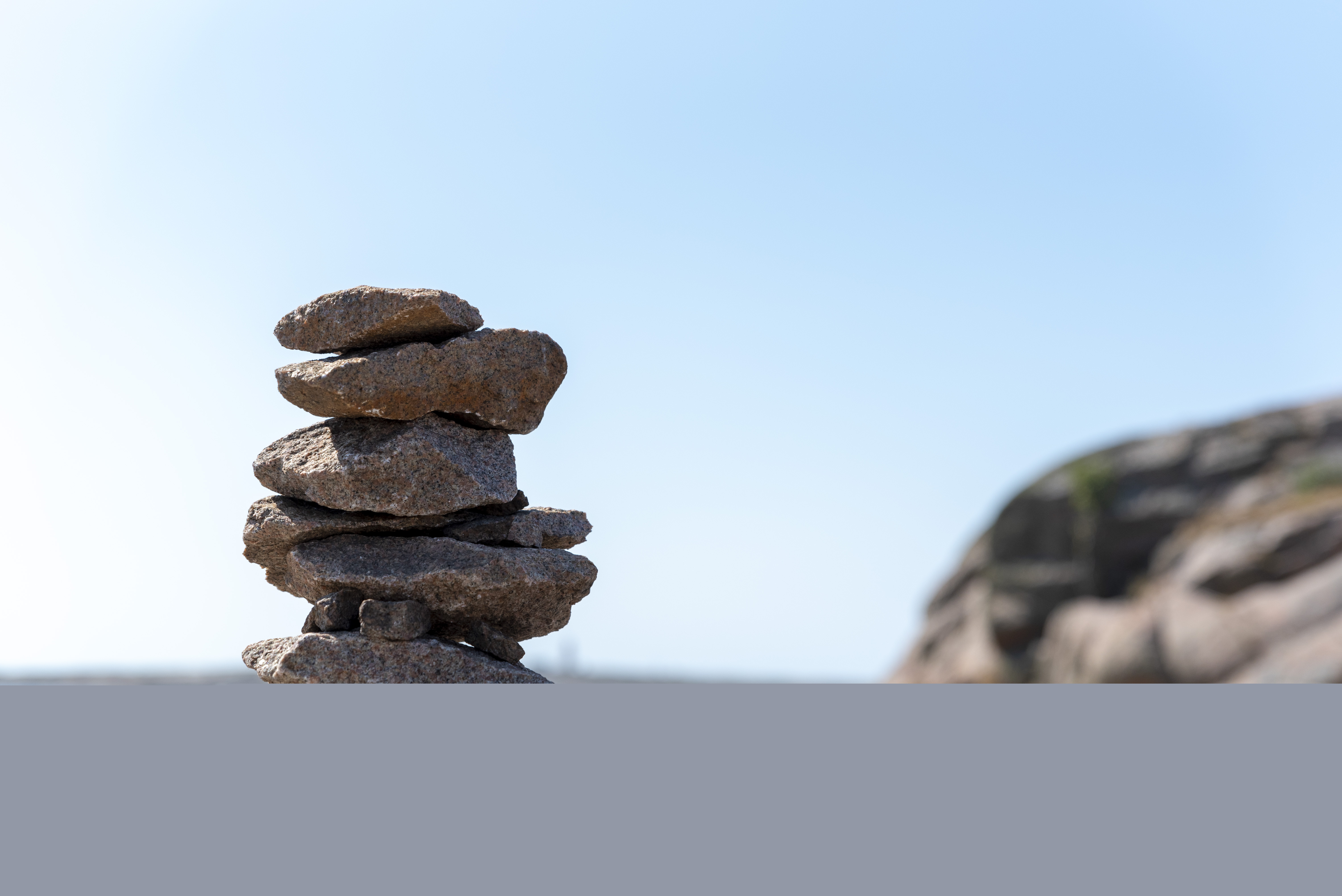 Ett litet stentorn balanserar på en en klippa.