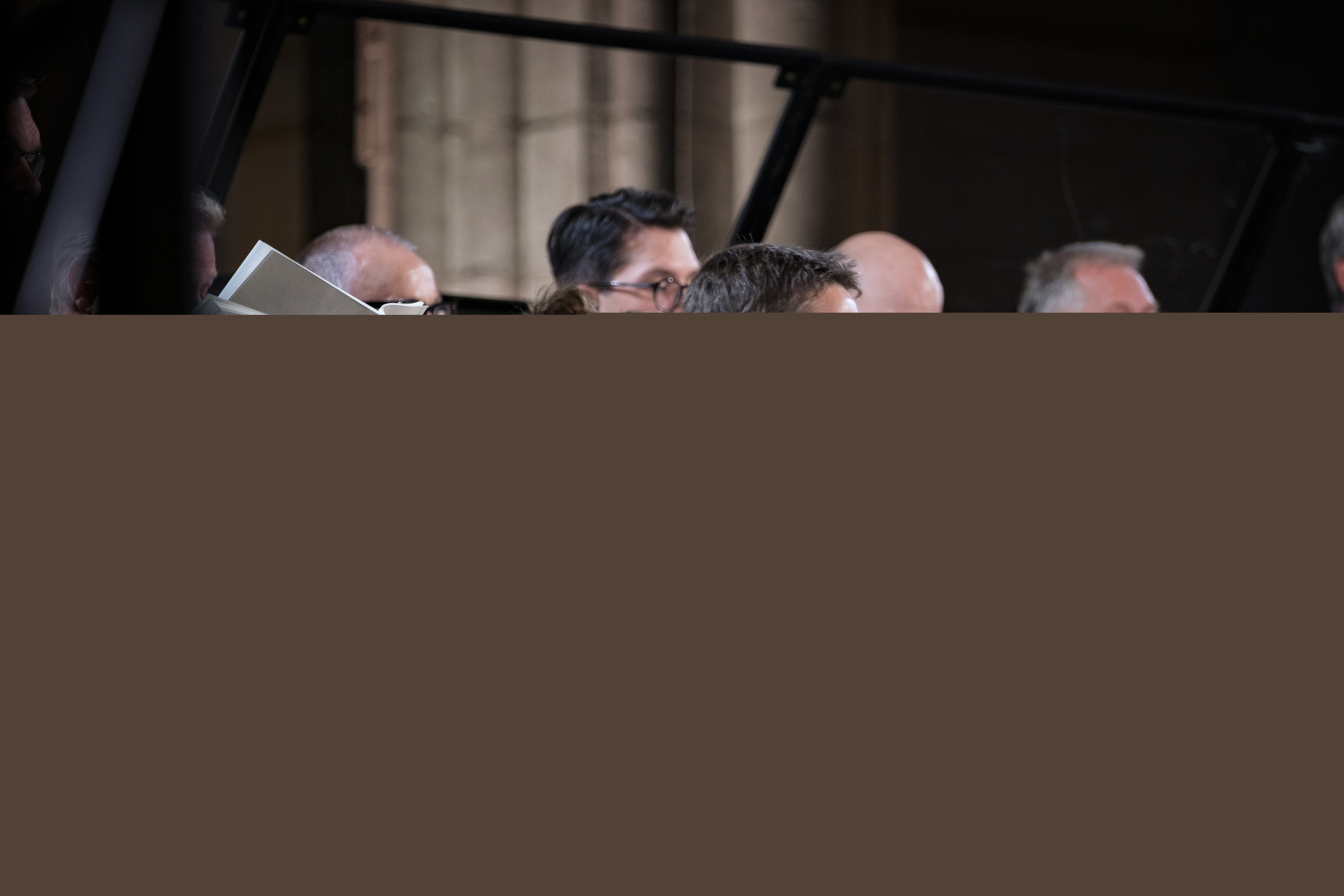 En blandad kyrkokör i matchande blå färger sjunger i Uppsala domkyrka.