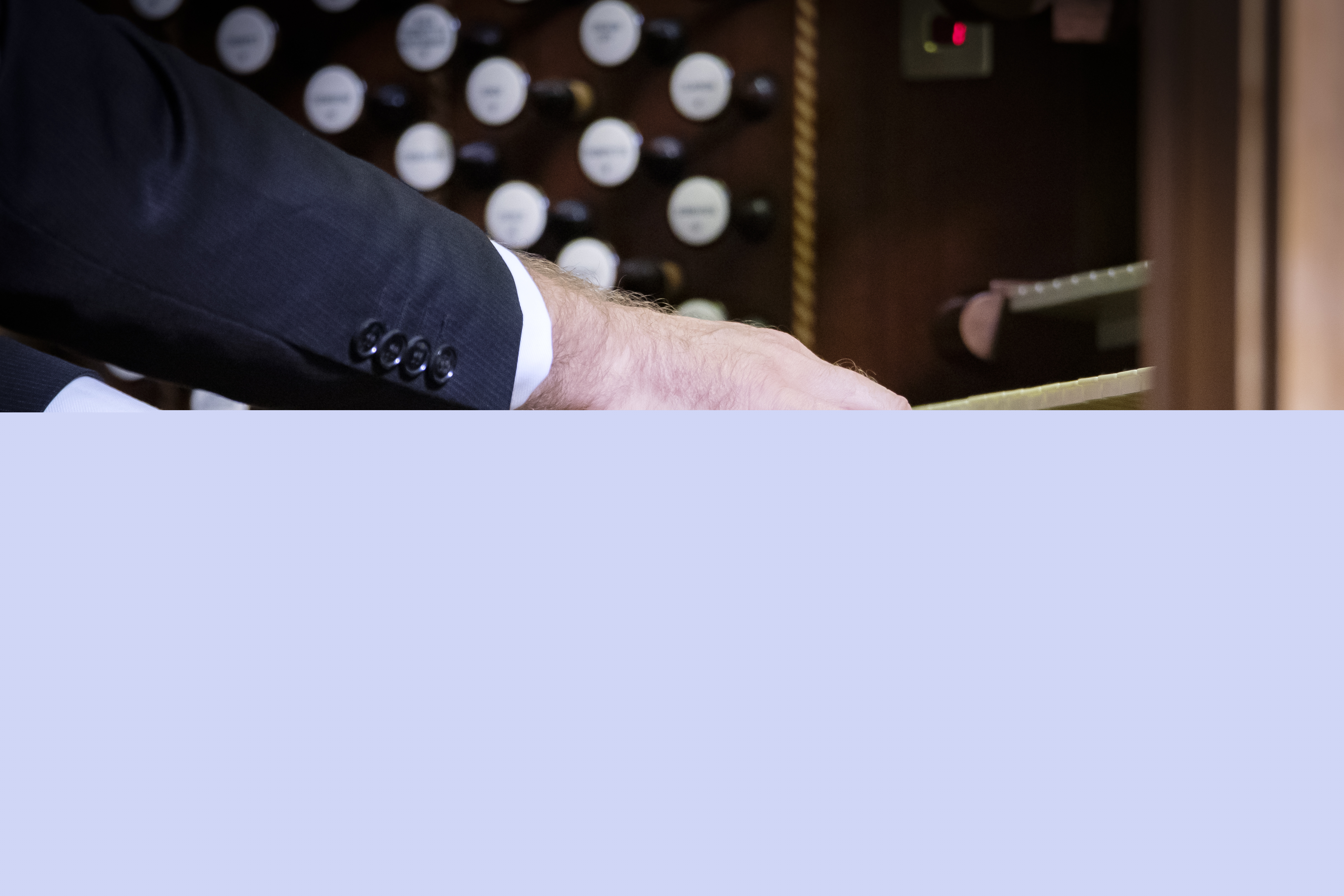 Någon spelar kyrkorgel.