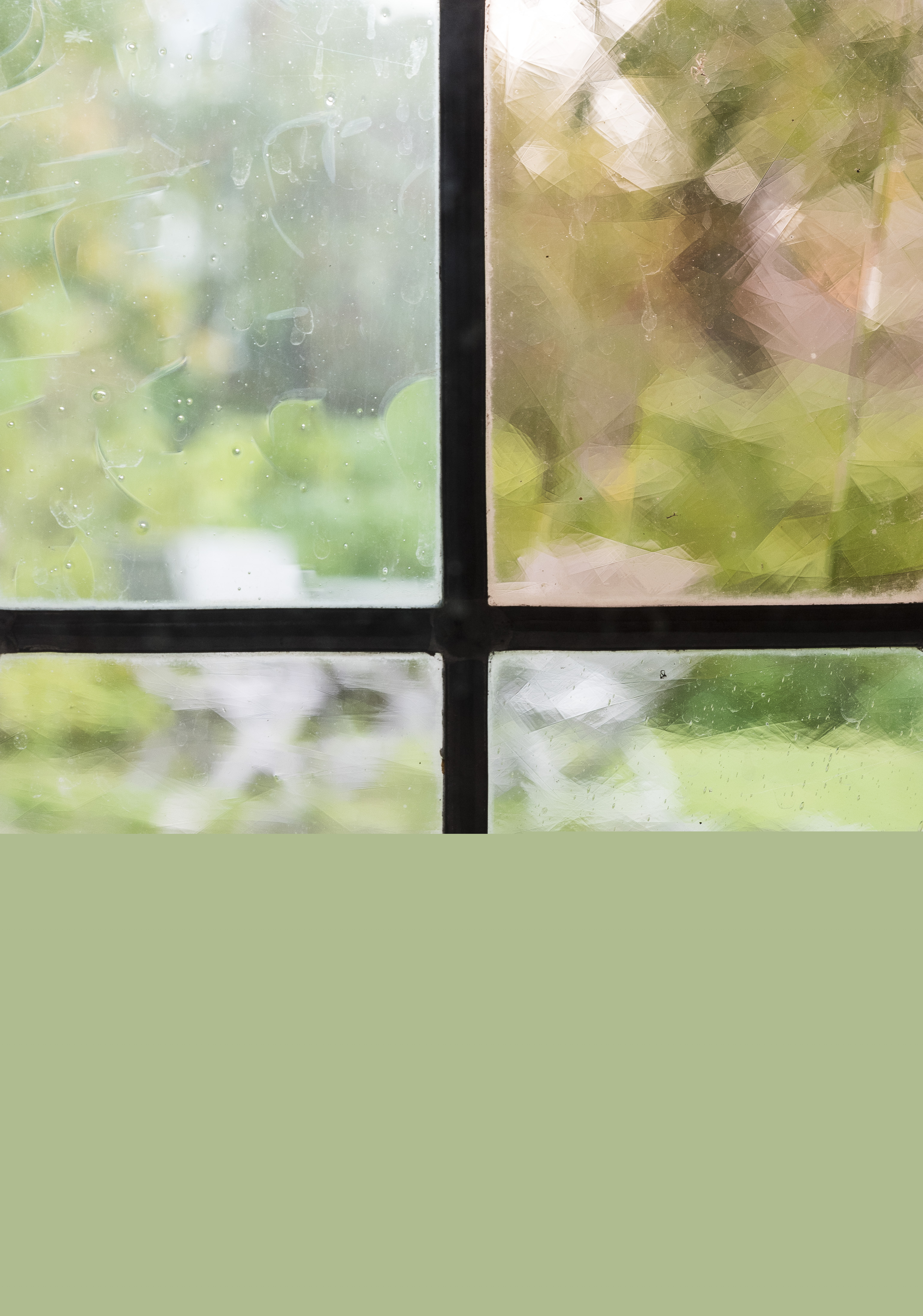 Trädgårdsmöbler syns utomhus genom ett suddigt fönster.