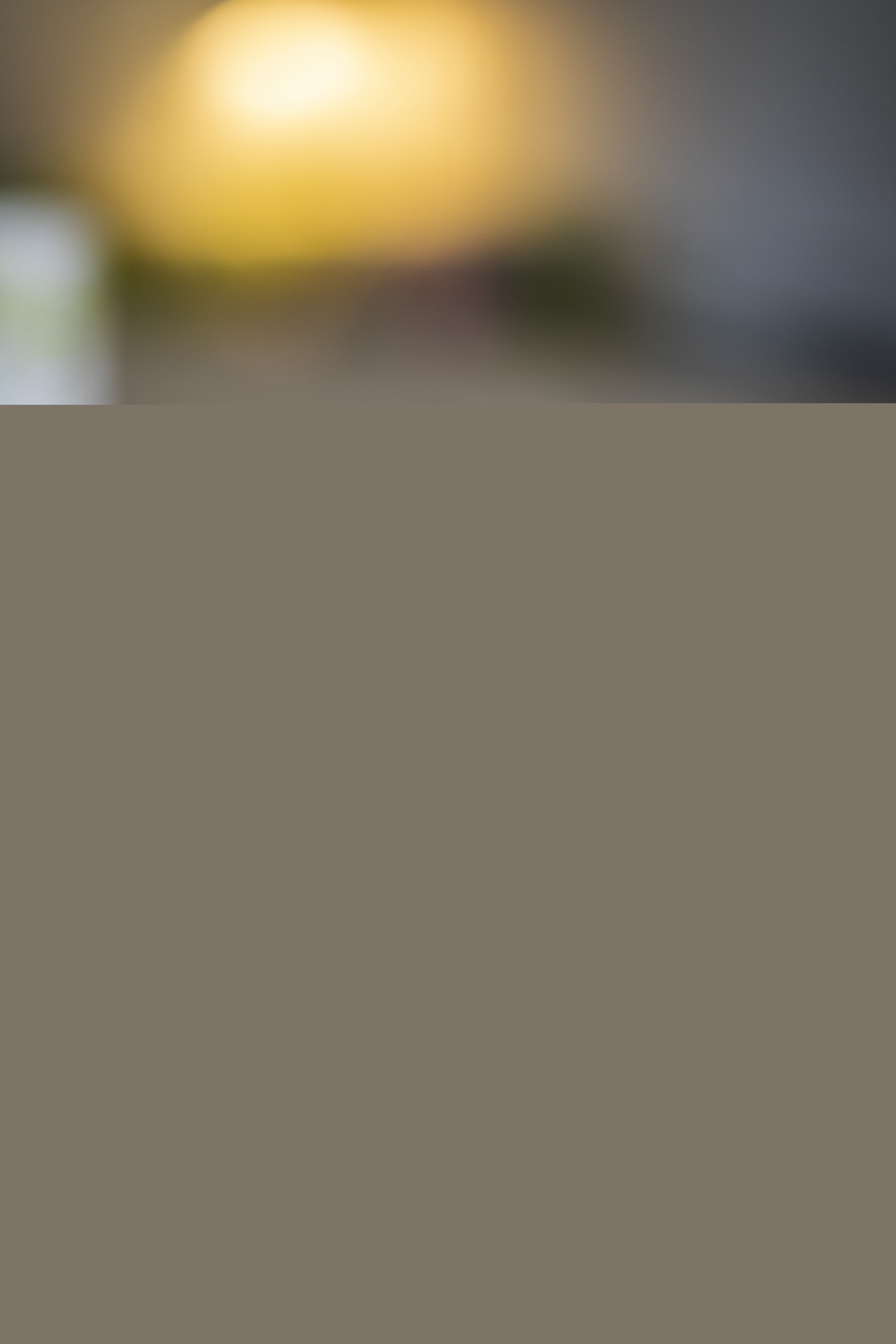 Nybakta bullar på en plåt.