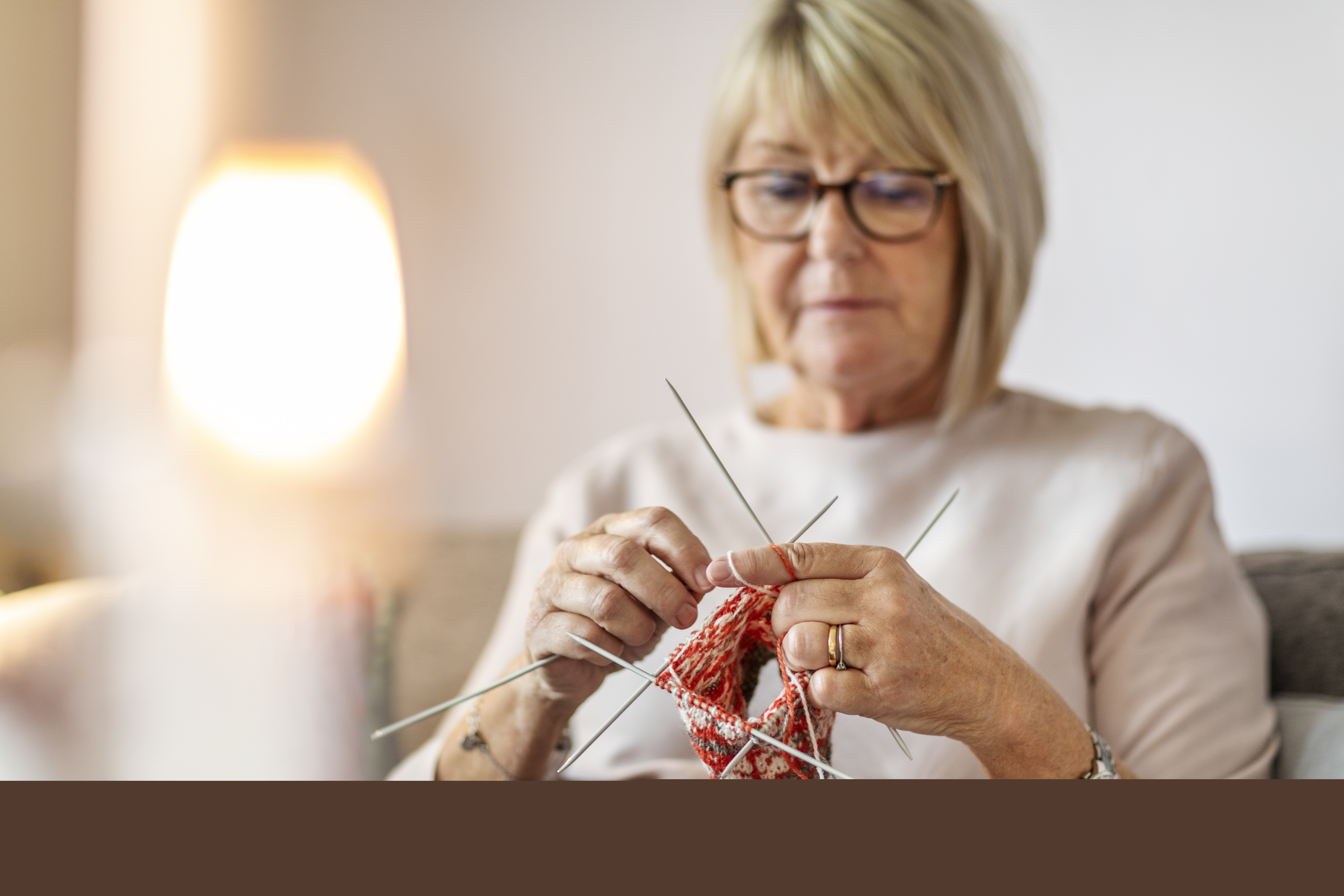 En kvinna sitter och stickar.