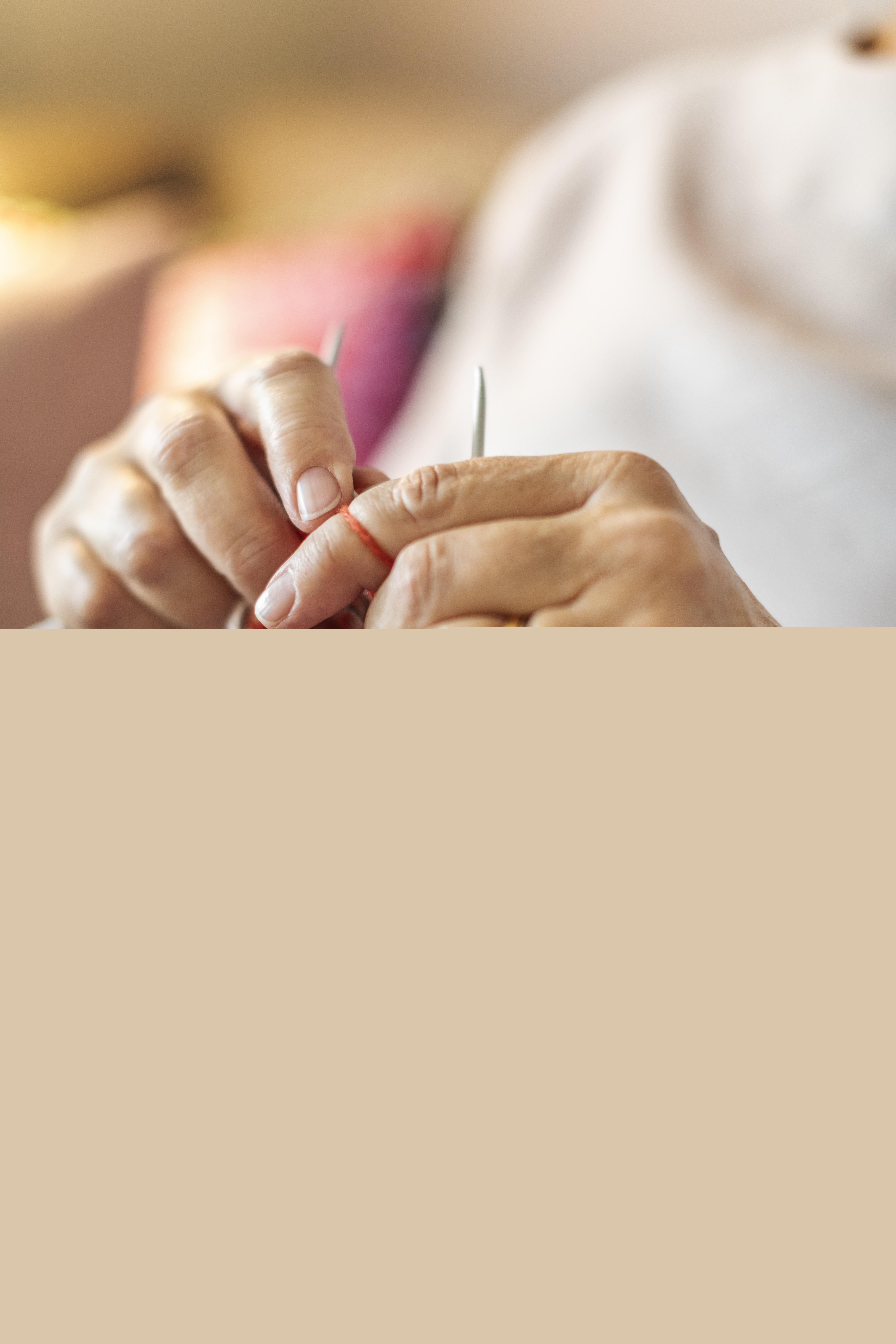 Någon sitter och stickar.