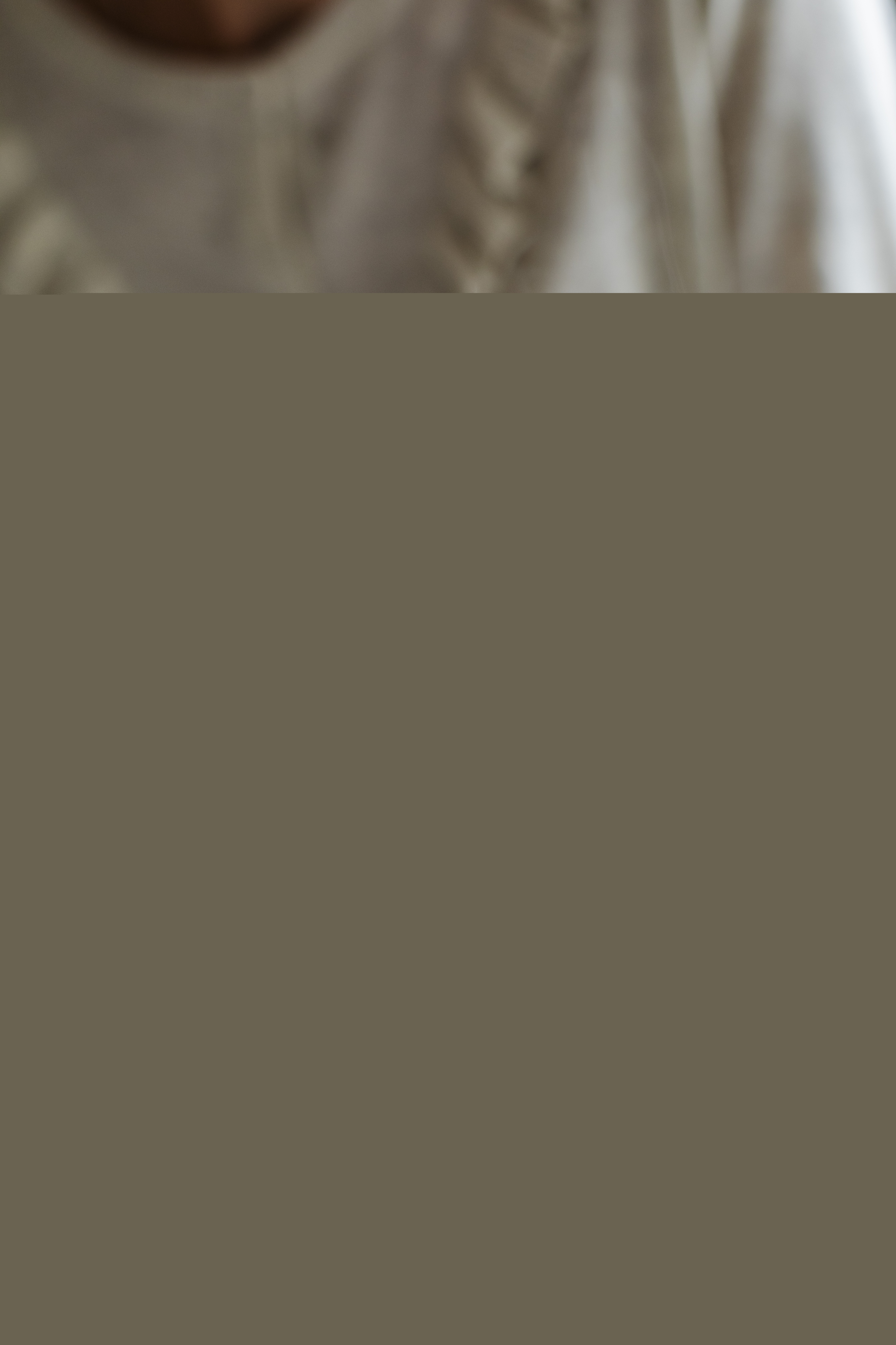 Någon håller händerna runt en kopp med kaffe.