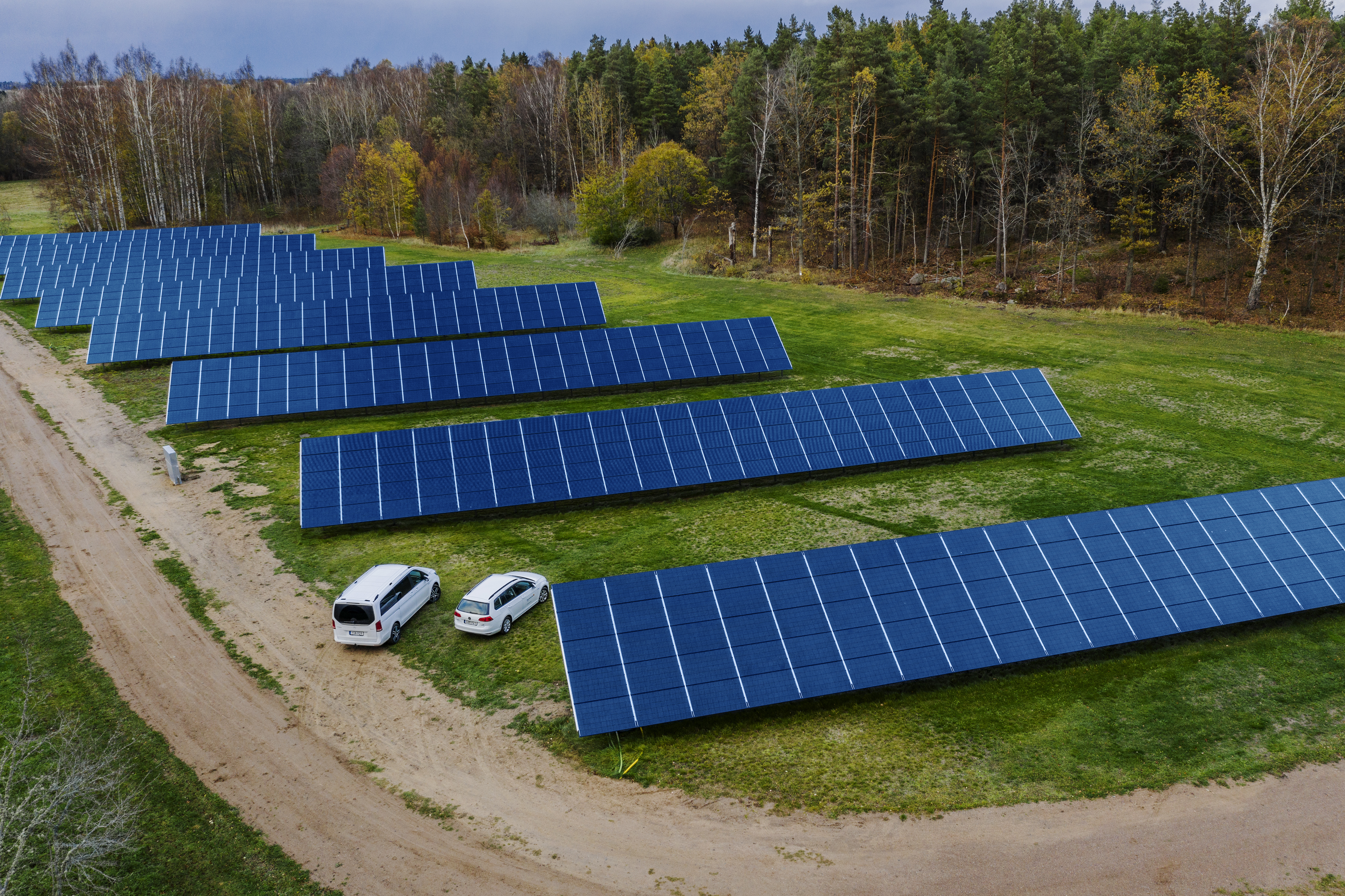 Flygbild över en solcellsanläggning.