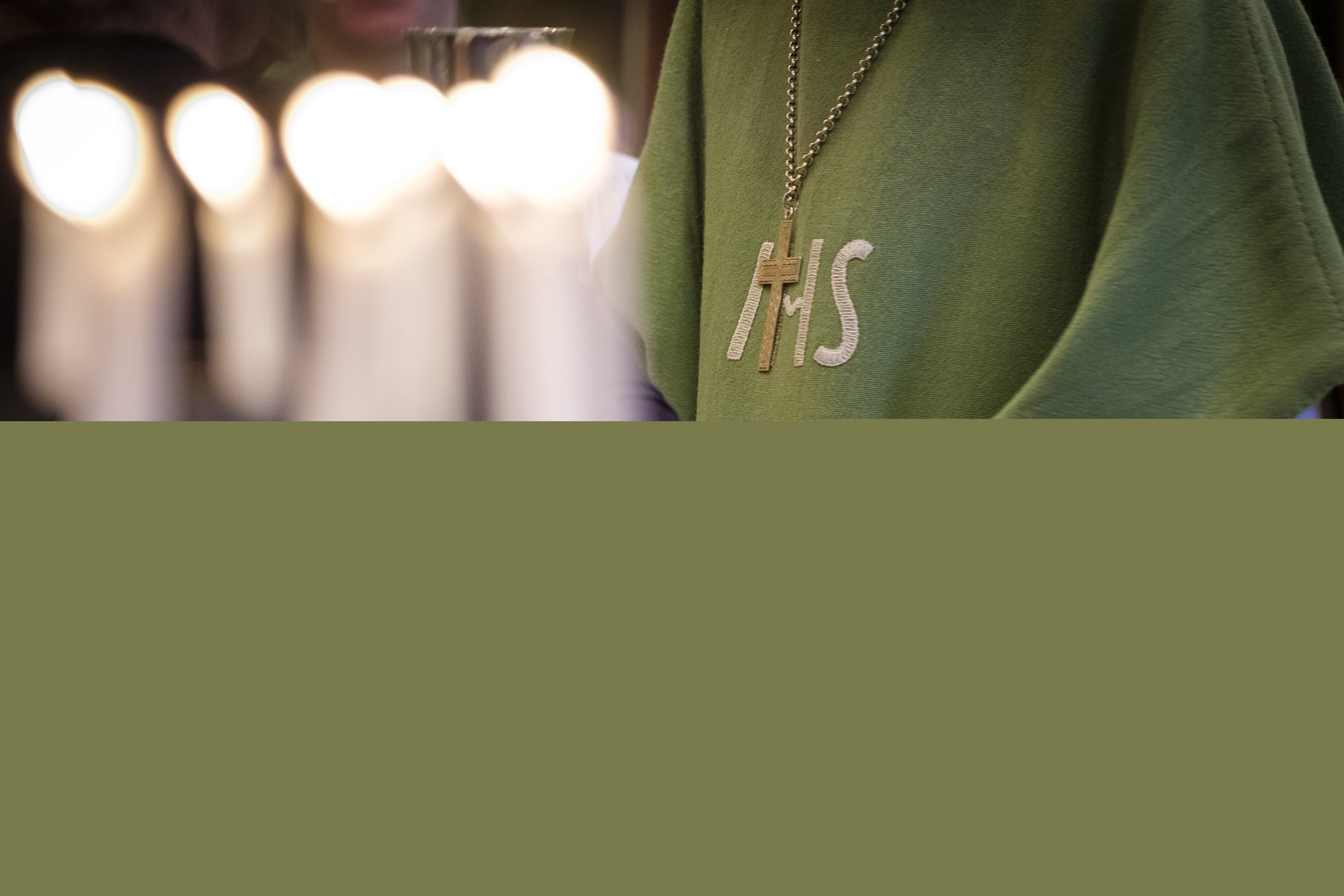 En biskop i grön kåpa.