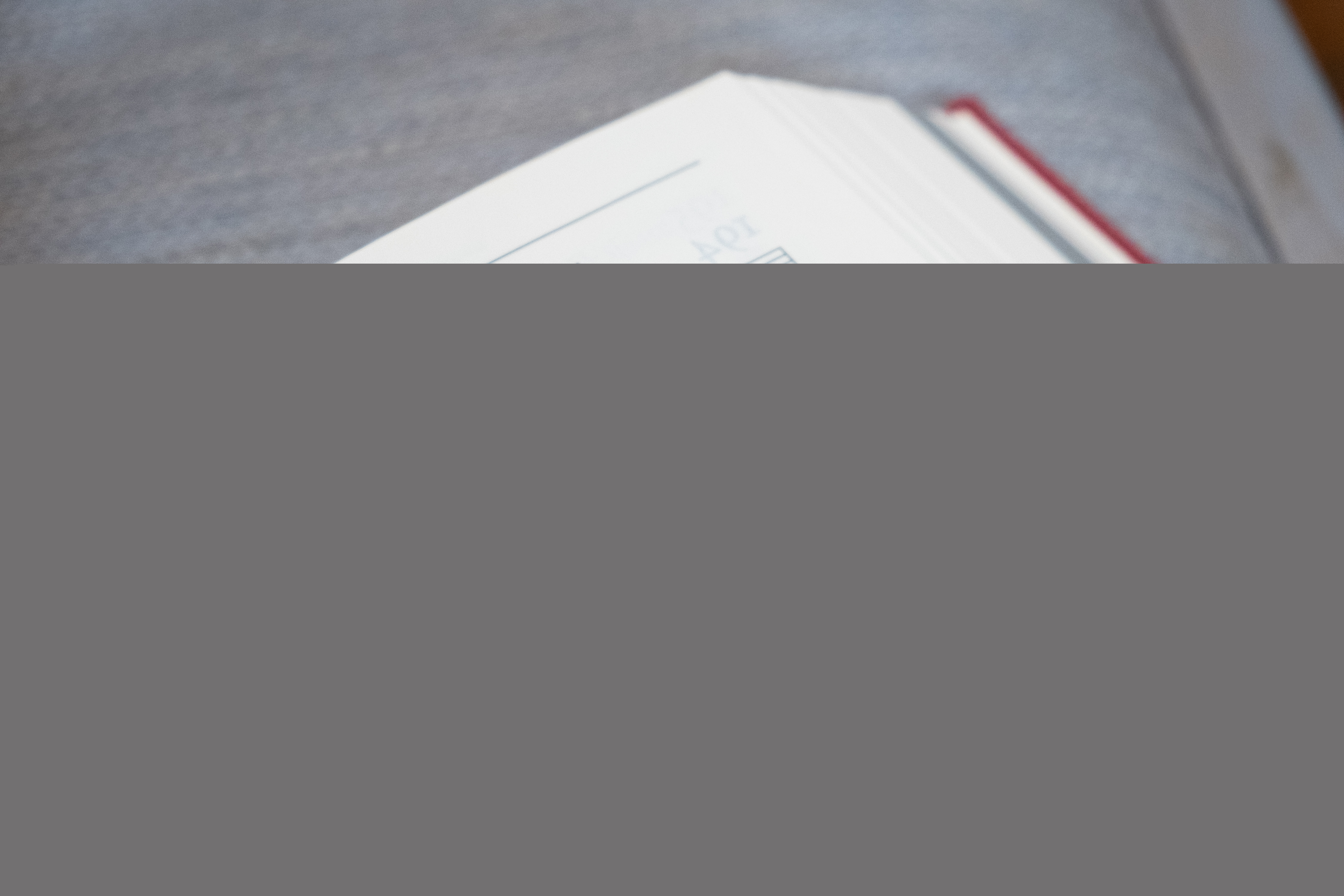 En psalmbok är uppslagen på Gud som haver barnen kär.