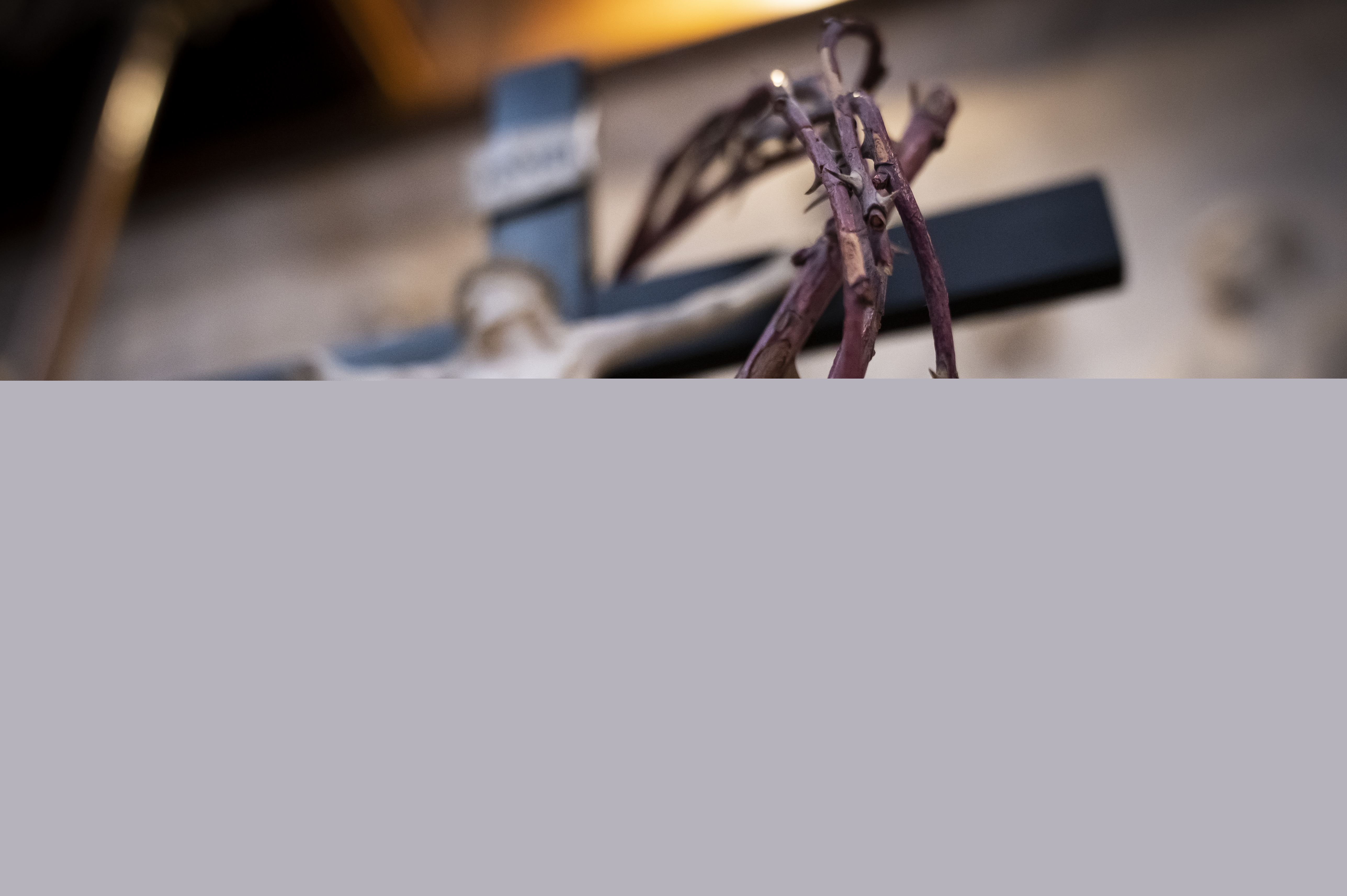 En törnekrona hänger runt ett krucifix.