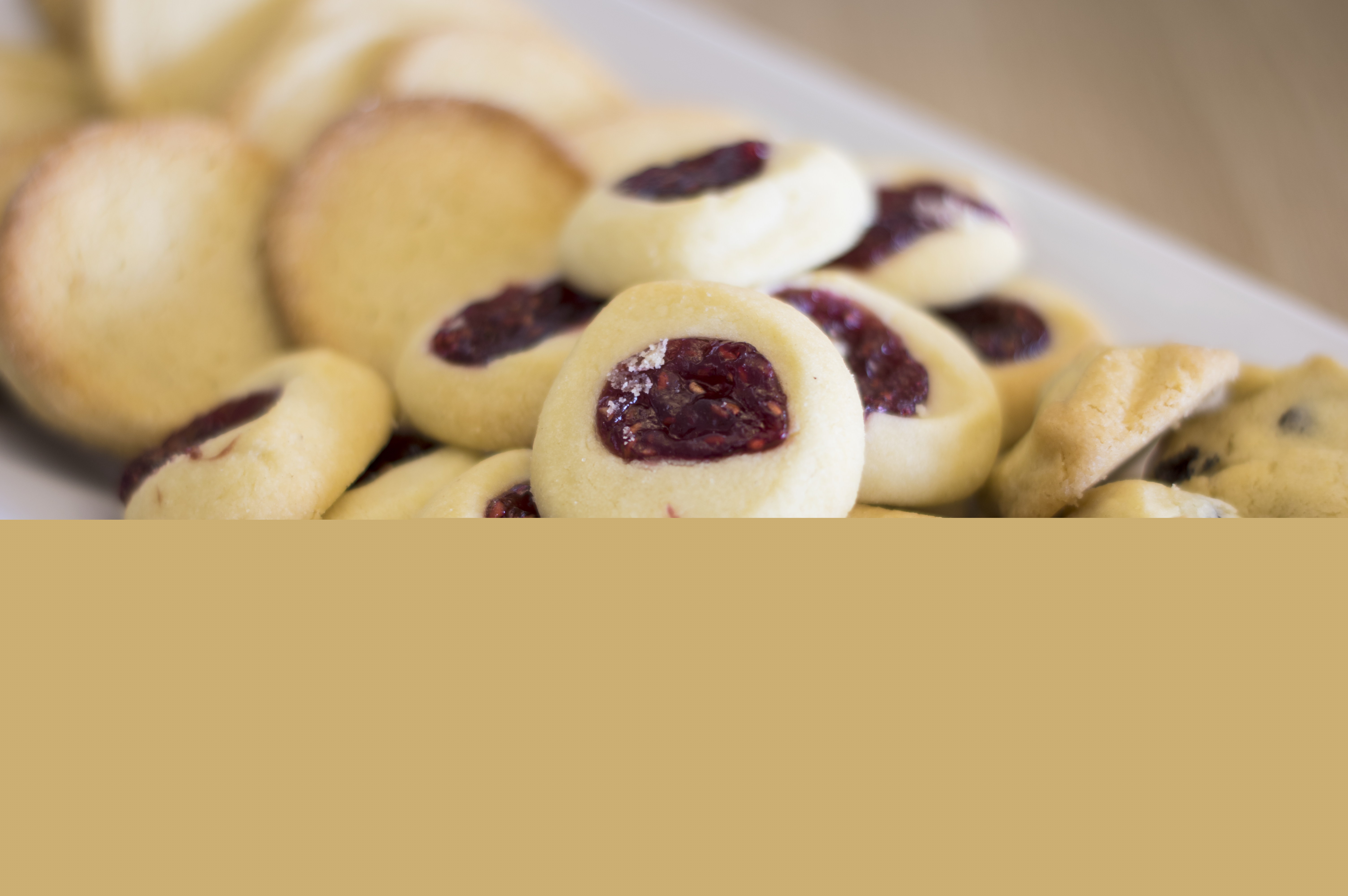 Hallongrottor på ett fat.