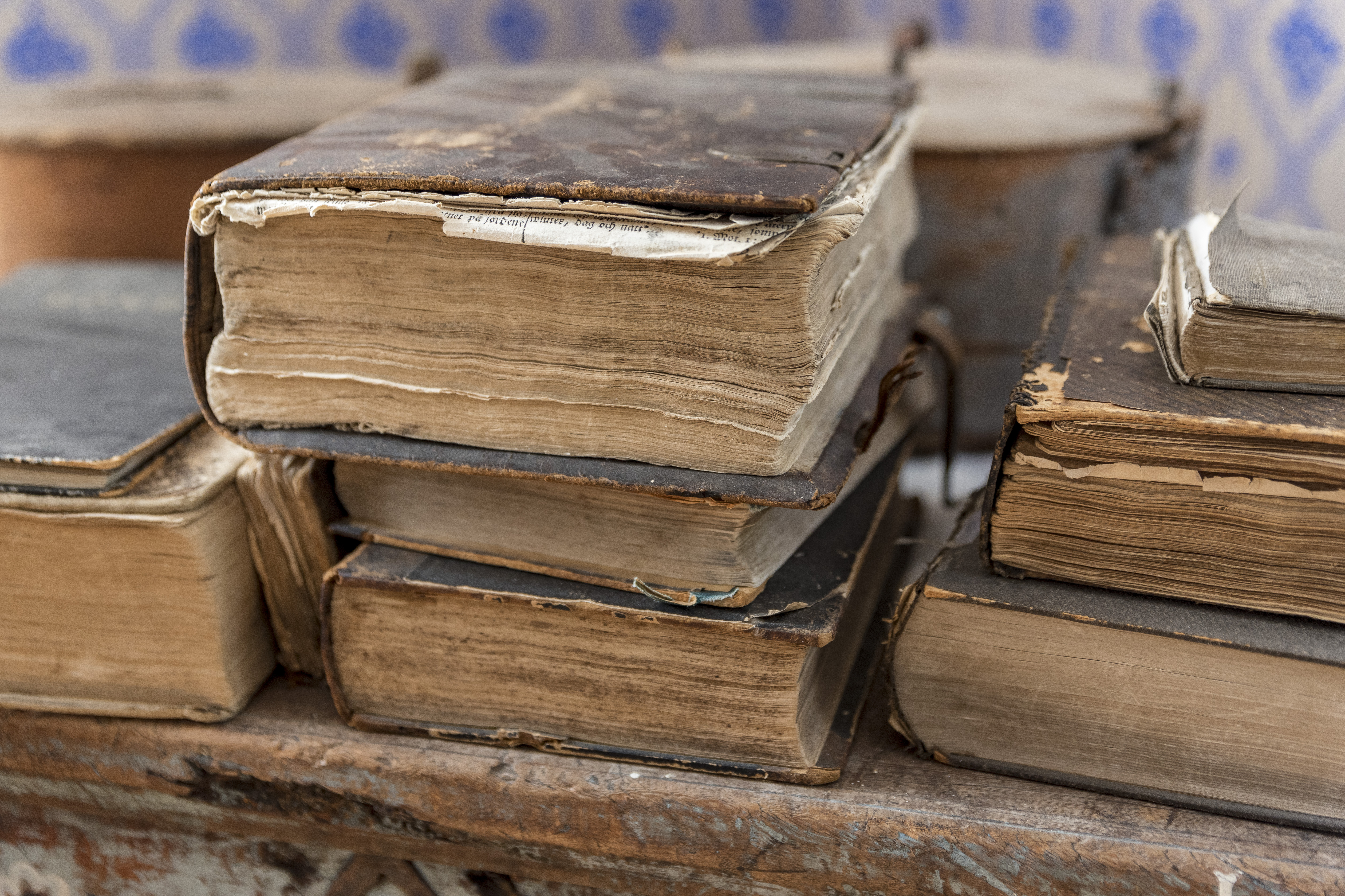 Travar av gamla böcker.