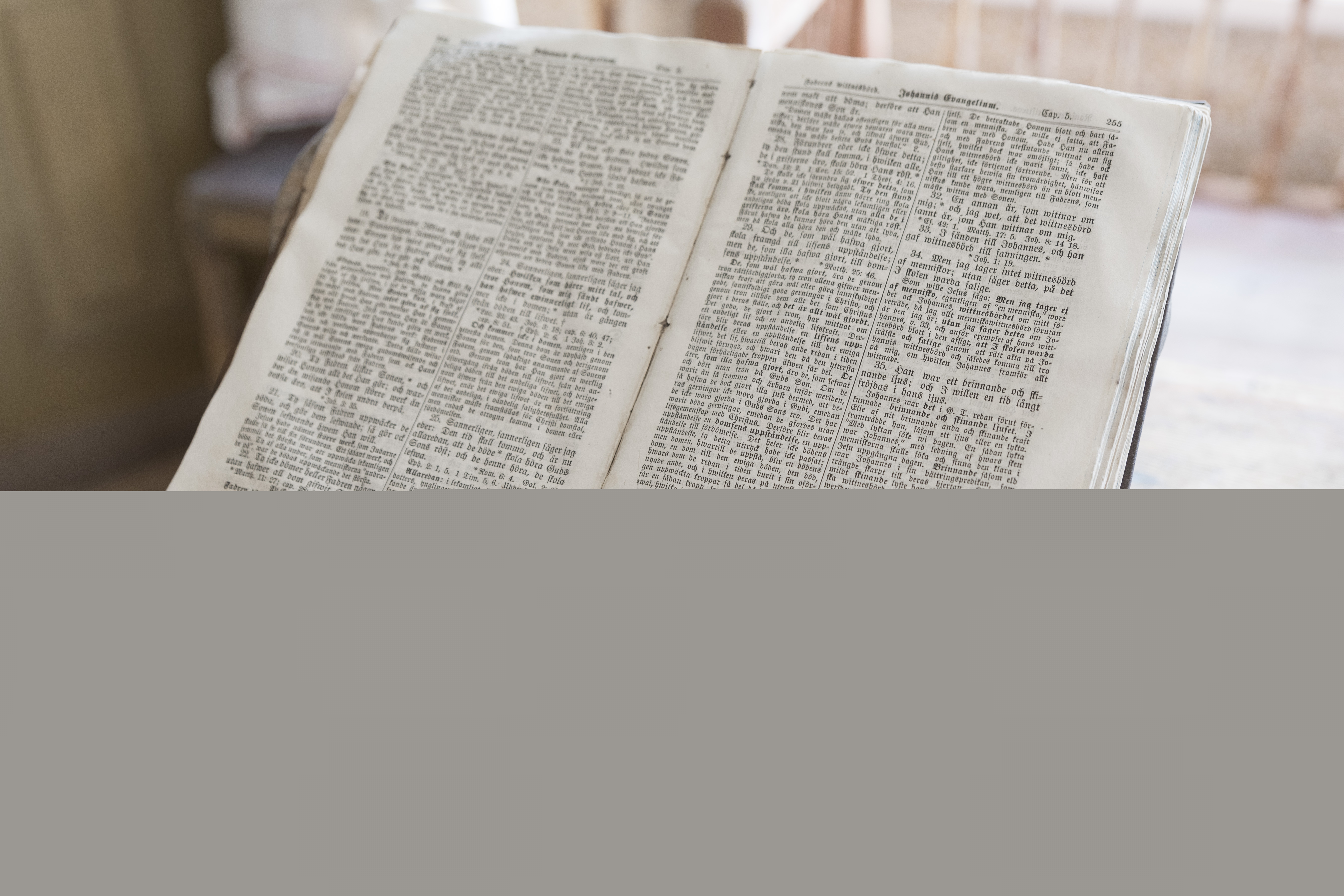 En gammal bibel ligger uppslagen på ett bord.