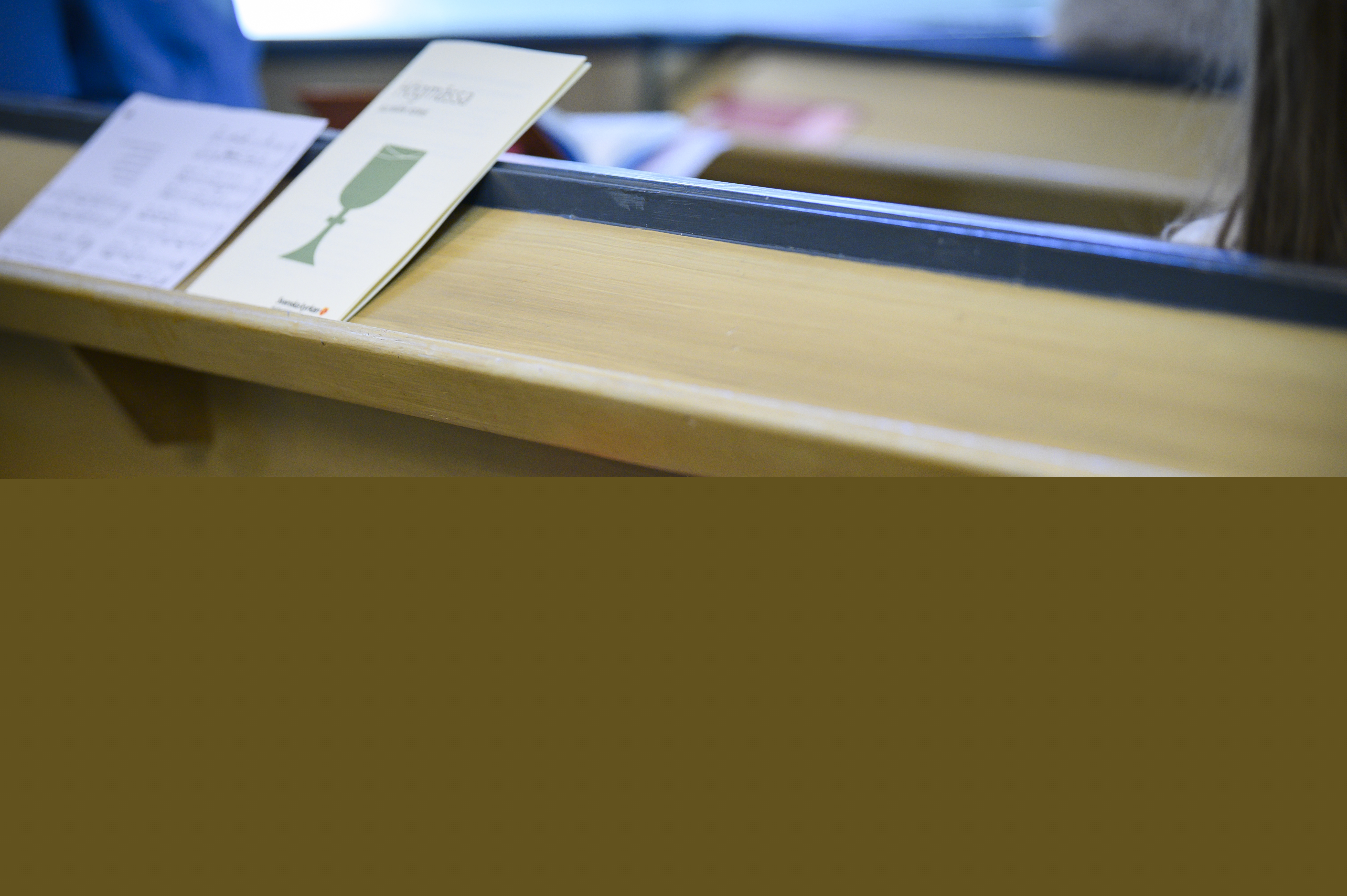 En Pippi Långstrump-docka ligger i kyrkbänkens fack.